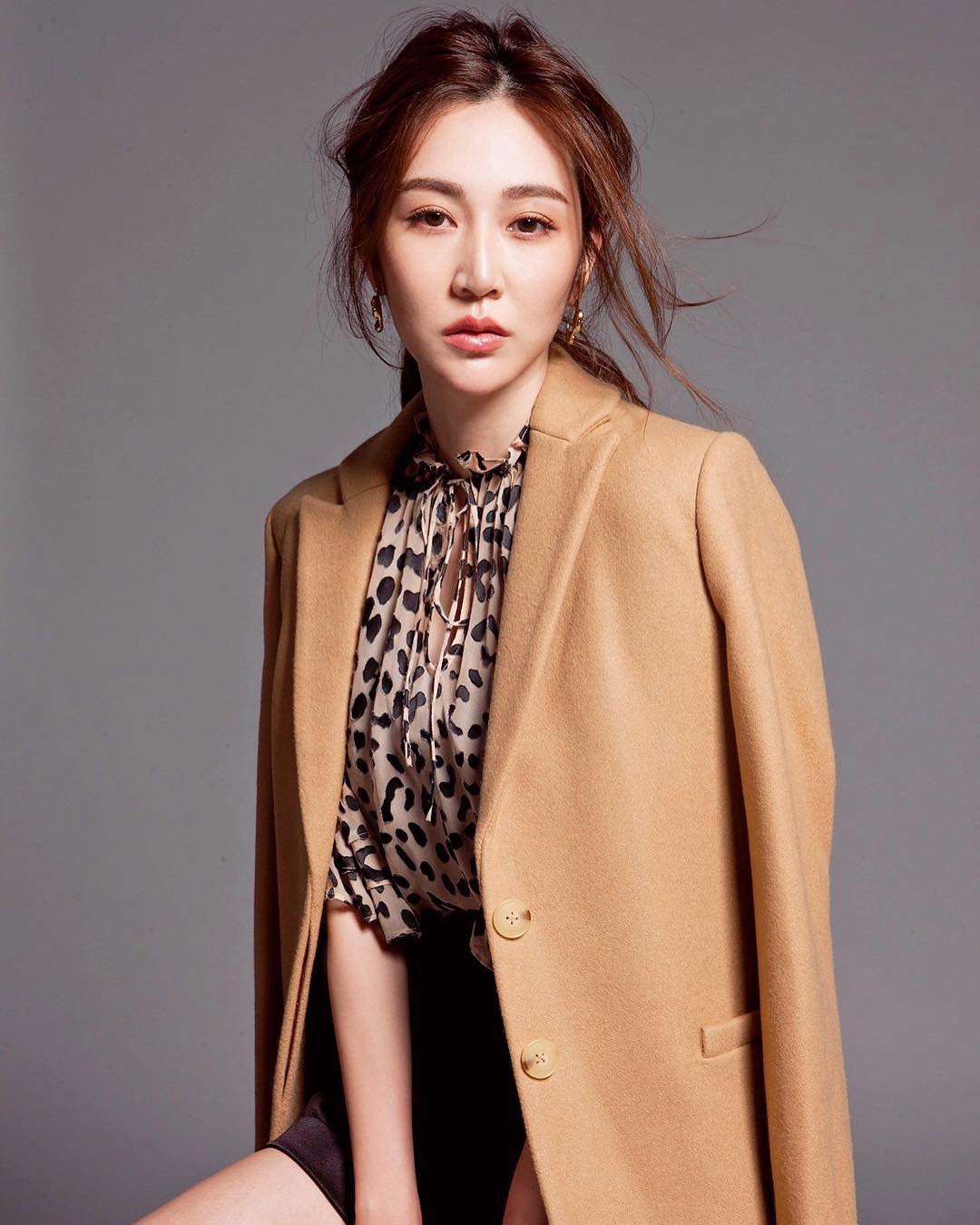  終於可以告訴大家了～大美人雜誌今天出刊！雖然只是內頁的穿搭，但也非常開心可以跟越來越多知名的雜誌合作拍攝！
#準備好去搶了嗎 #beauty #曾莞婷 #vickytseng #大美人雜誌 #穿搭