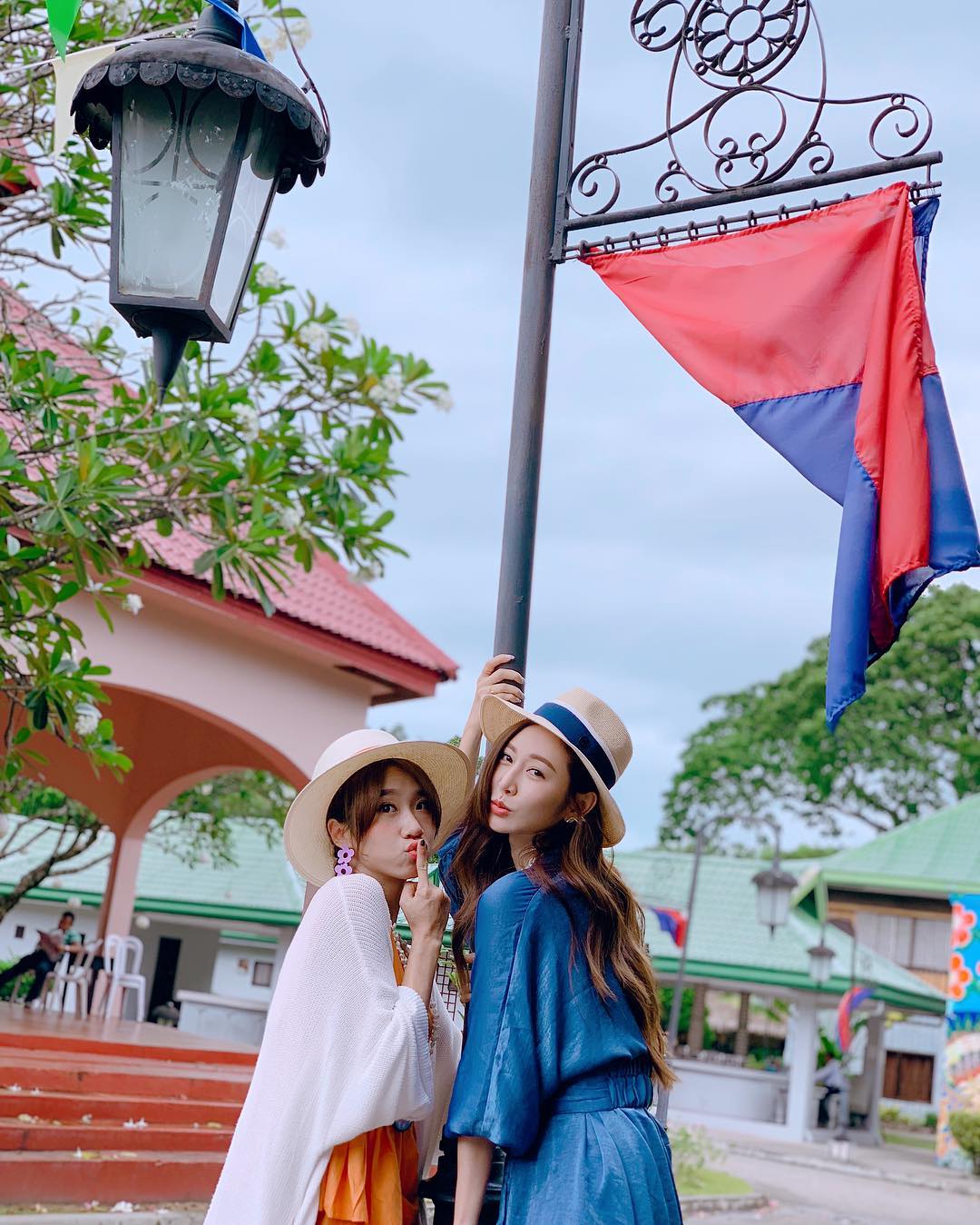  閨蜜愛拍照
#曾莞婷 #vickytseng #天空灰灰的 #網美 #坐車坐到屁股痛
