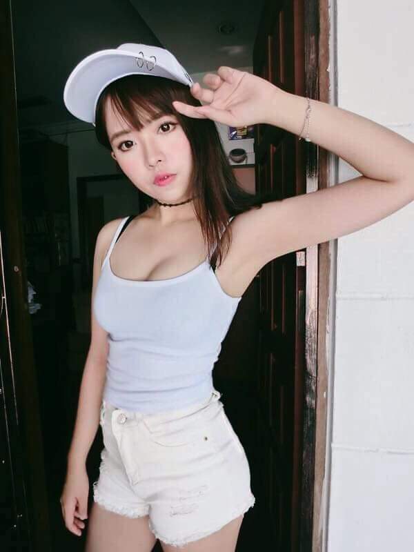  美女中学生在一瞬间 有被掰弯的可能3...