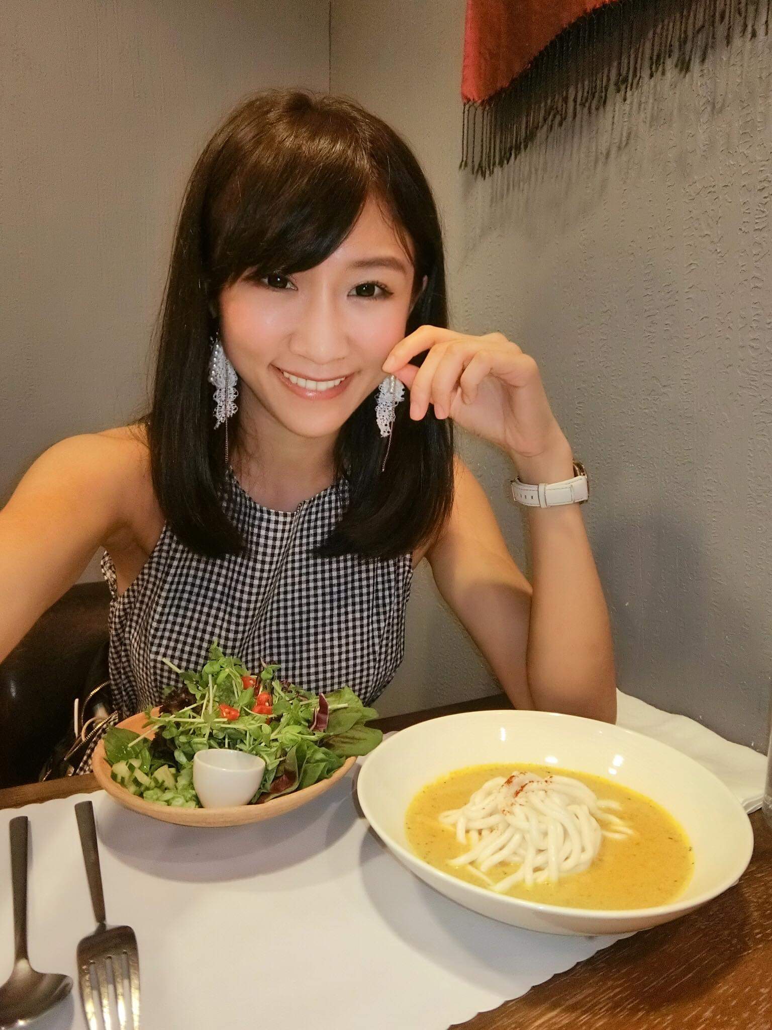 丁小羽嗨～ 雖然今天不是週一也不是初一十五～ 在晚餐時段前，還是要推廣一下綠色環保♻️☺️ 今天是11/1世界純素食日（World Vegan Day） 在這裡科普一下～到底什麼是「純素飲食」呢？