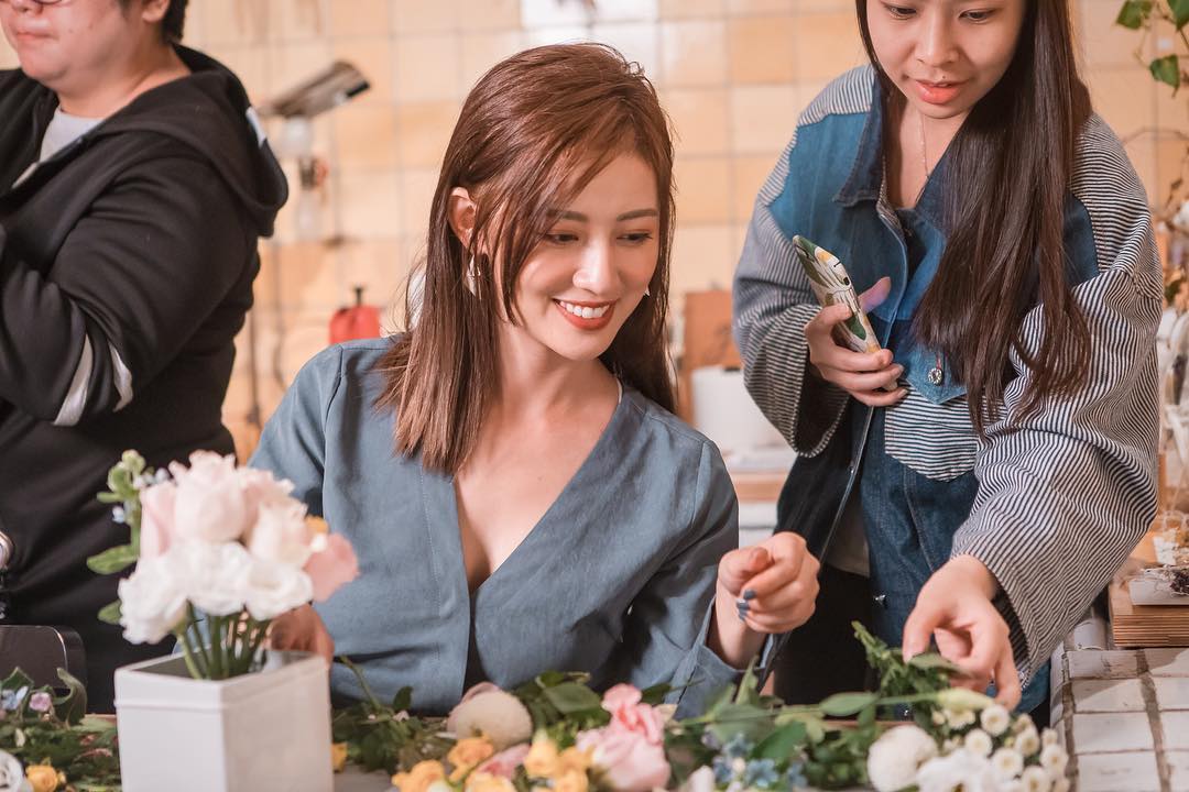  沈浸在花花世界的女子