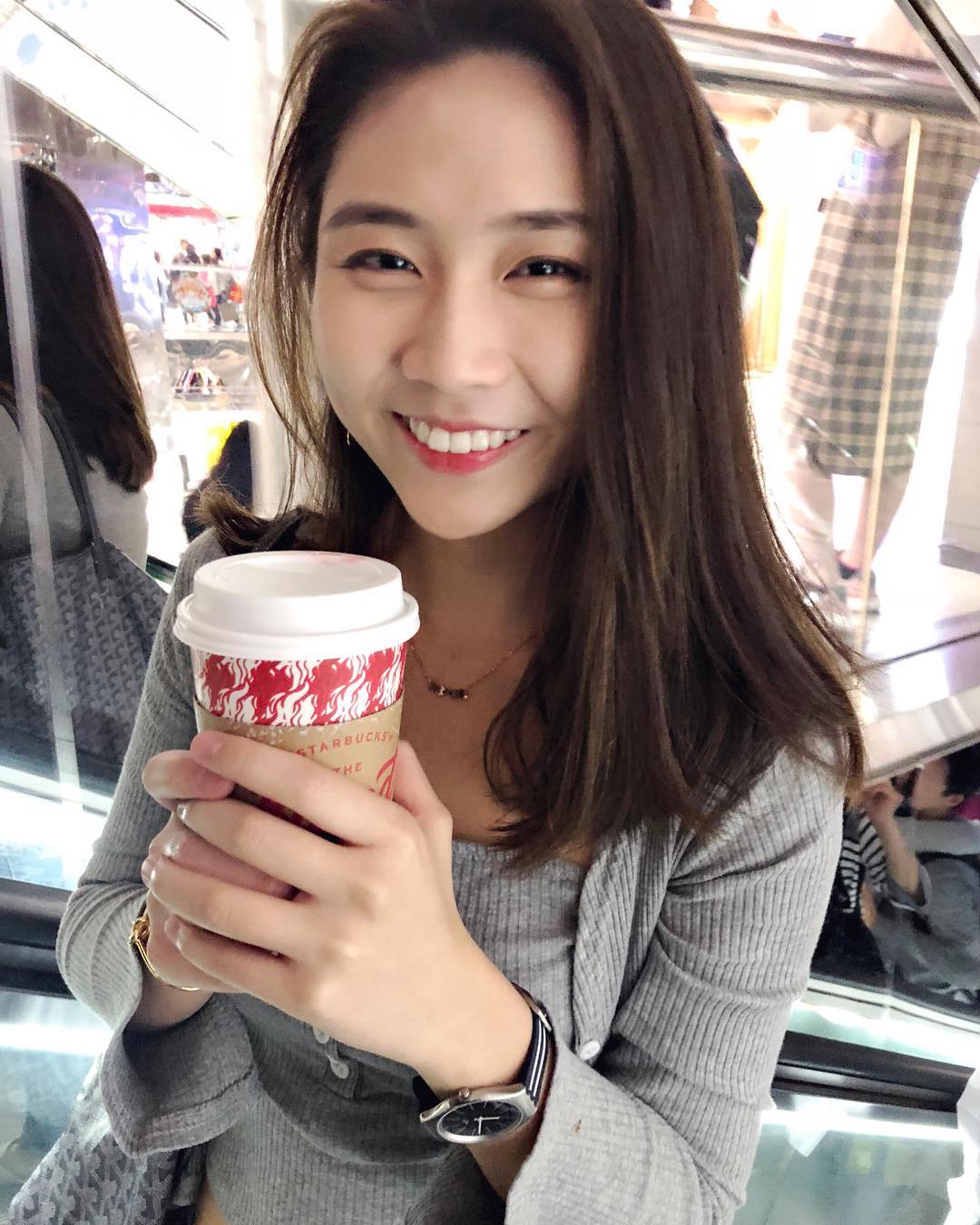  .
今天跟肉丸逛街
發現她長大了
姐也�...