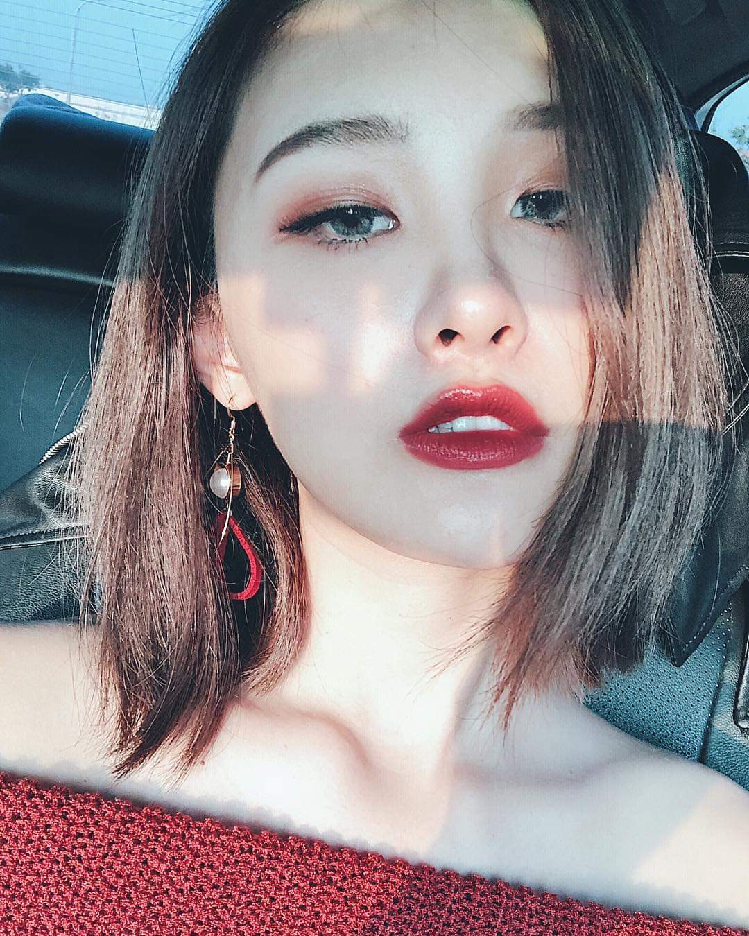  Vika每個月都有一天 頭重得像是有人把...