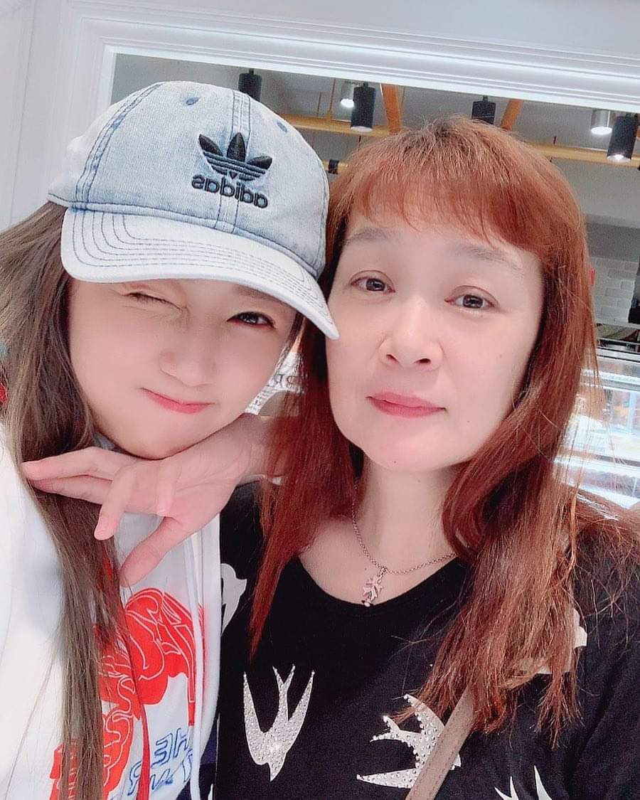  丫頭詹子晴帶媽咪、胖弟、女友吃晚�...