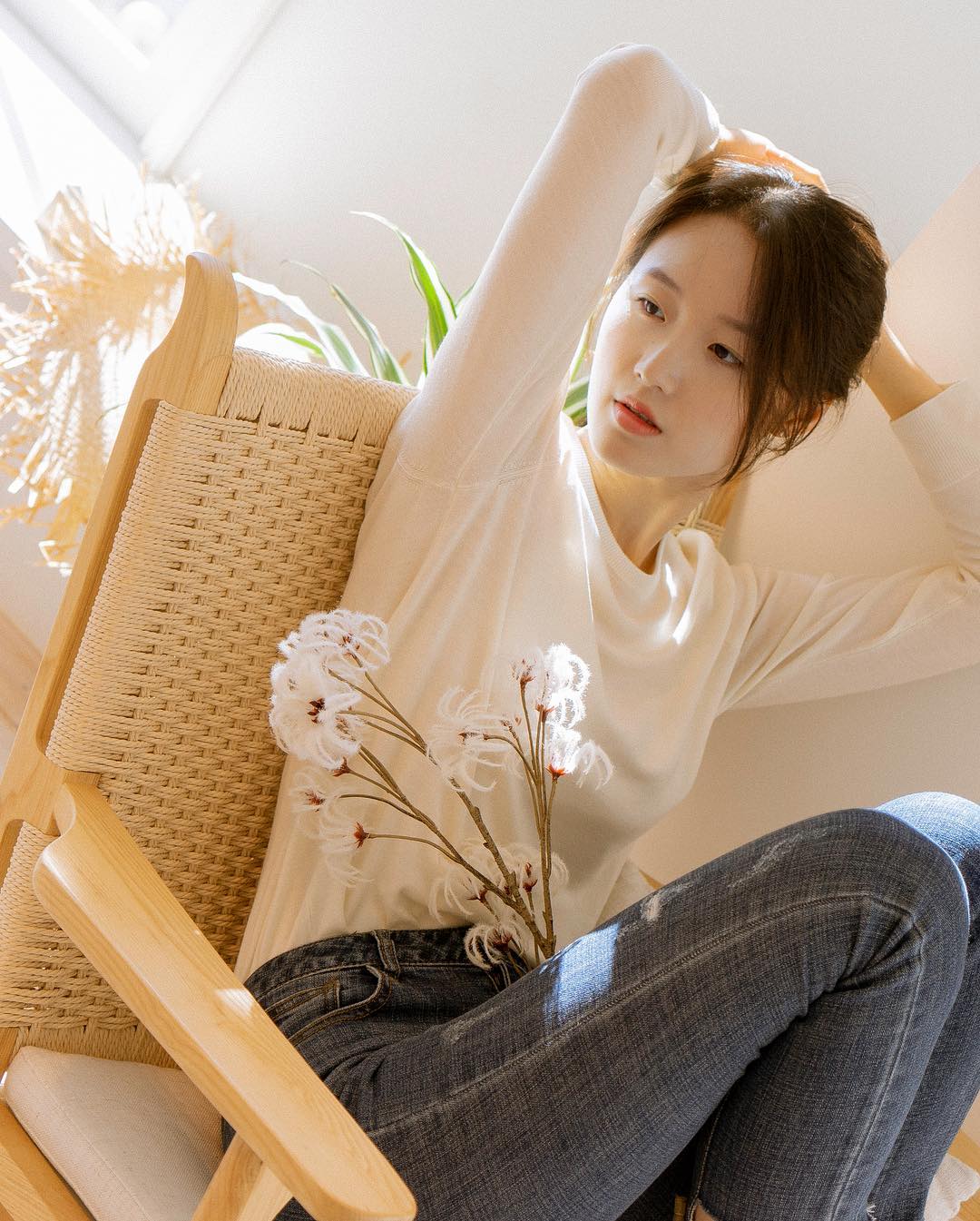  햇살이 눈부시게 예뻤던 날☀️ __

Photographer. @jungsoma_ 
Model. @___01.17 
_________________________________

____
#월요일 #점심시간 #룩북 #프로필 #모델 #커플스냅 #웨딩스냅 #색감#개인작업 #인물촬영 #일상스냅 #인물사진 #스냅스타그램 #스냅촬영 #얼스타그램 #배우프로필 #스냅사진 #필름사진  #55mm #koreangirl #sonya7 #SonyAlphaPortrait #Korea_ILC
#크리스마스이브 #a7m2