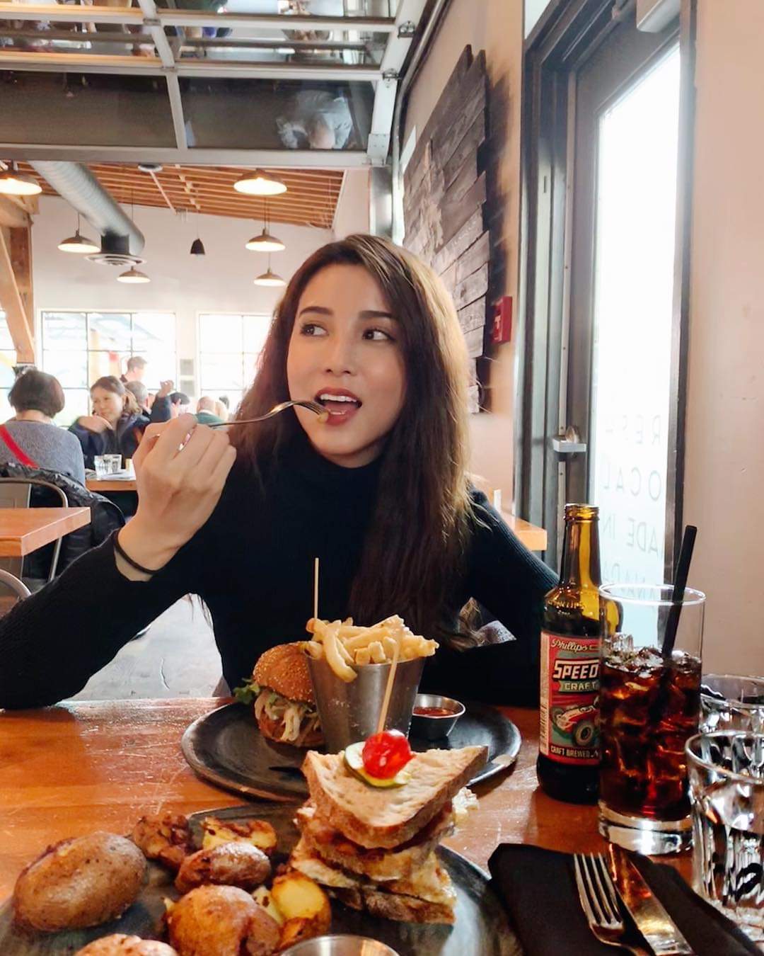  艾瑪兒 Emma吃美食之前不忘先拍照一下...