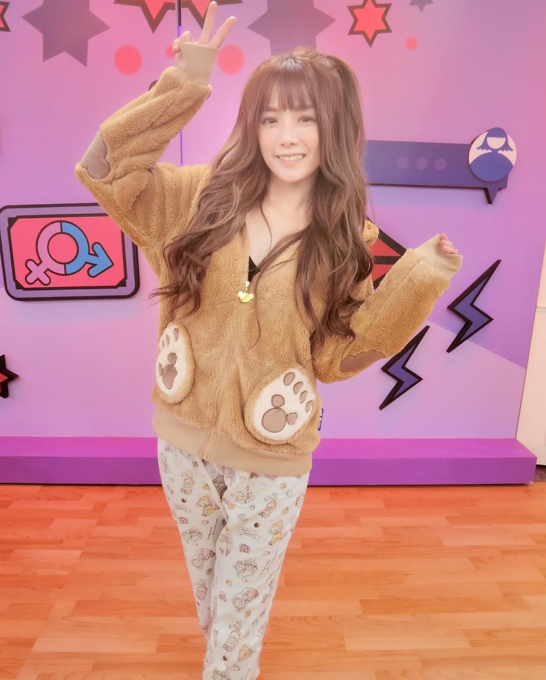  穿睡衣上節目，其實有點舒服！
哈哈�...