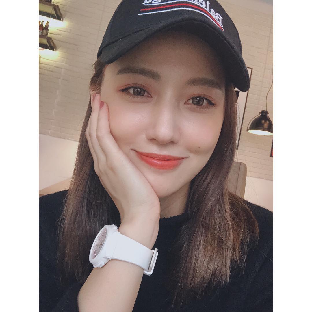 近期的狼人殺live播出後
很多女孩問我...