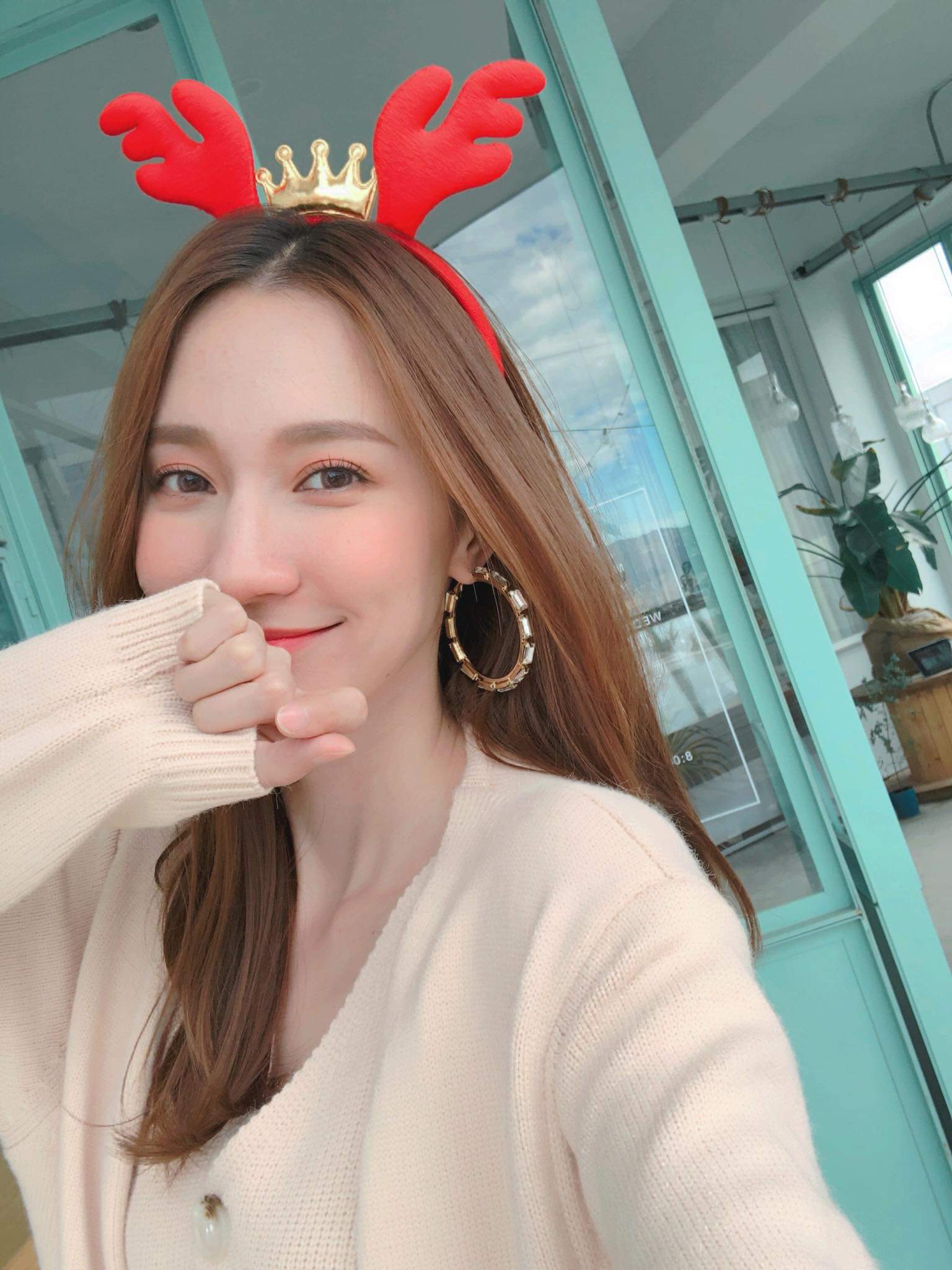  Jaline 葉羿君戴上應景的麋鹿頭突然變�...