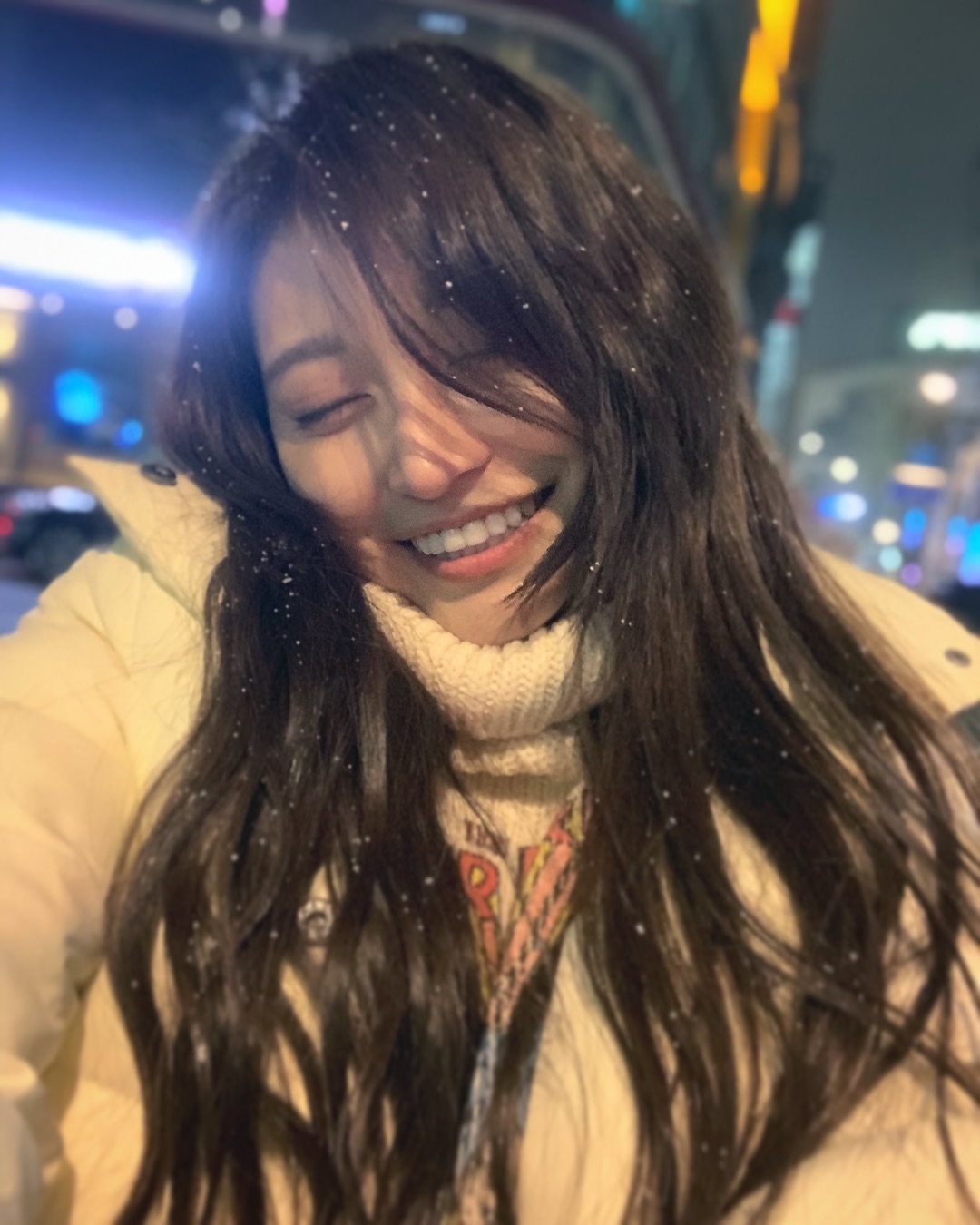  첫눈이 내릴 때 소원을 빌면 이루어진다.

聽說初雪的時候許願
願望就會實現。

祈。