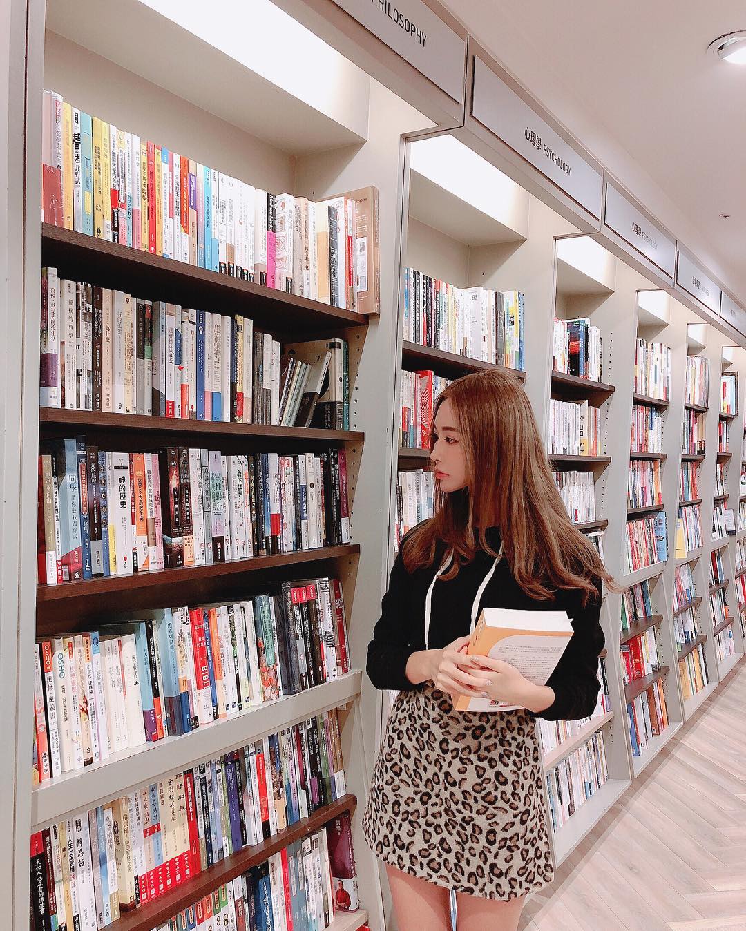  那個⋯我拿錯書了辣