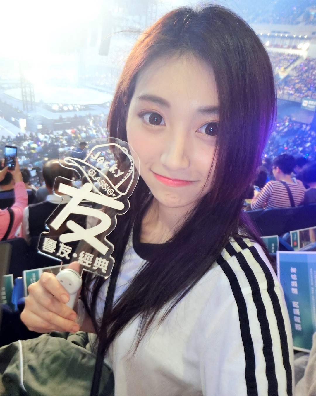  前天跟爸爸一起去看了張學友的演唱會
得來不易的貴賓席❤️ 想了很久還是決定要發文表達一下我的感動：

成功不是偶然
友神不愧是神

這場演唱會已經超越了「演唱會」
是一個完整的大舞台表演劇的感覺
短短幾小時唱好唱滿360度的演出個個到位
結合了舞蹈戲劇以及燈光設計和出場順序的精心編排
從舞蹈燈光至音樂甚至觀眾席都成為了表演的一部分
顧及了全方位的視覺效果及聽覺享受
簡直驚為天人！
而且印象深刻友神體力驚人
又唱又跳又演又主持的還能完美嗓音感情爆棚
在現場聽隨著他的歌聲
時而歡樂時而感動甚至感動落淚

太多的形容詞都不足以表達我的感動及內心的澎湃

講真的這樣的演唱會DVD都值得收藏
太完美了！
還有他練唱了兩年真是太厲害了
.... #張學友classictour經典之旅世界巡迴演唱會 #張學友aclassictour世界巡迴演唱會 #高雄巨蛋