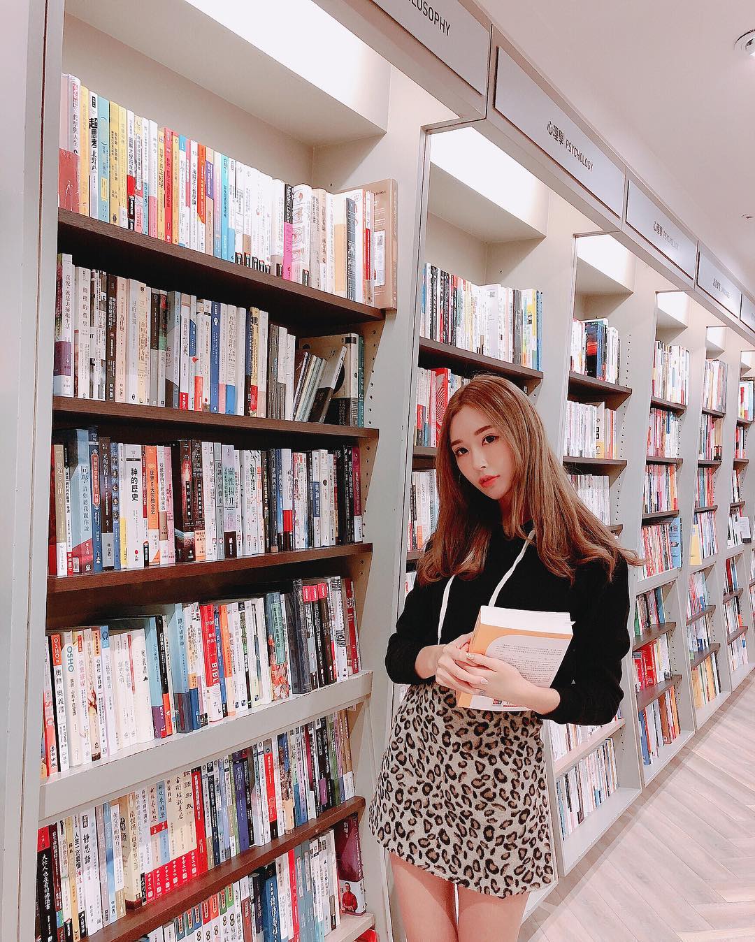  那個⋯我拿錯書了辣