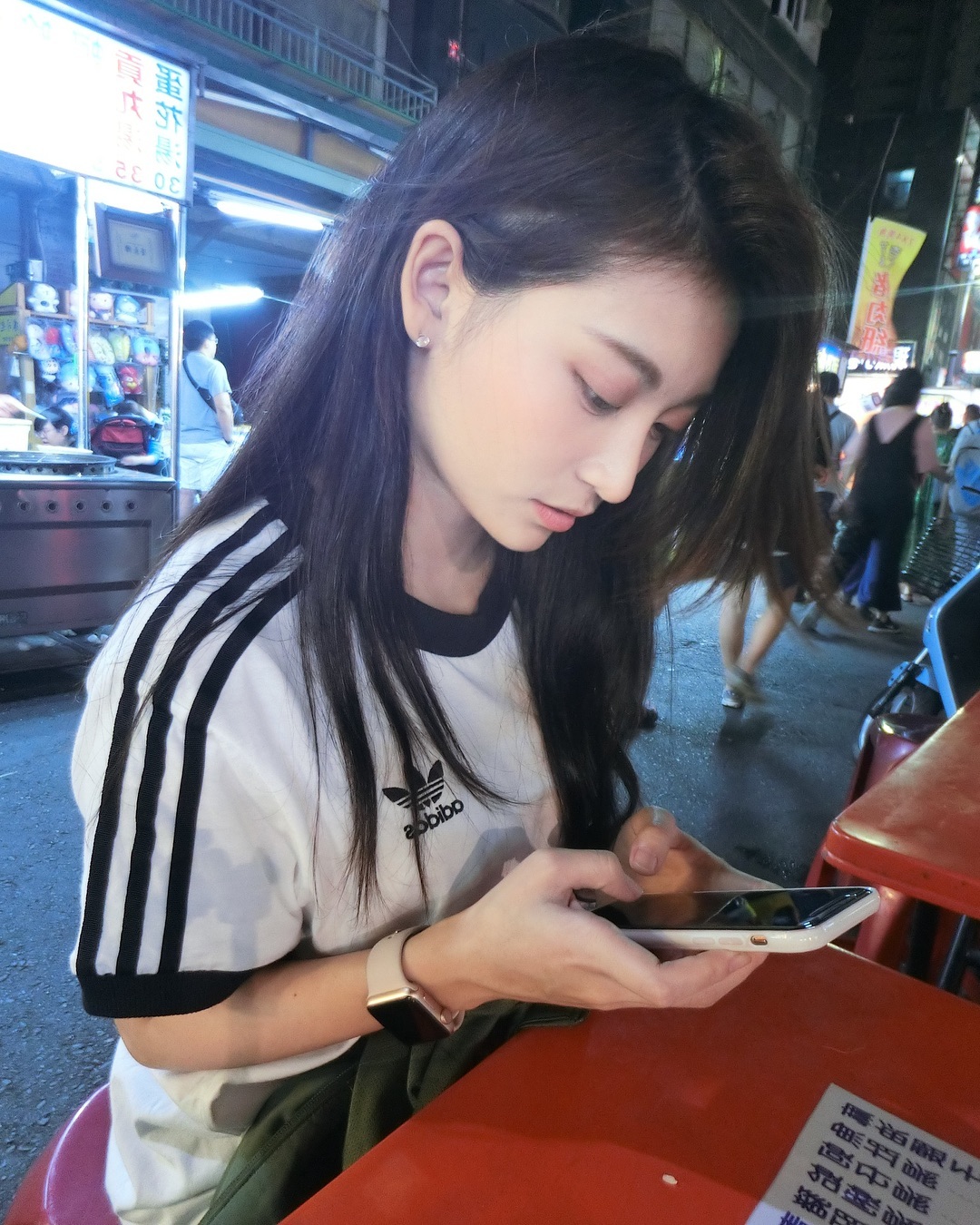  相處很難
但我依然決定
不虧待每一份熱情，
不討好任何的冷漠。
一旦存夠了失望，
便可長揚而去。
從此互不相干。
-
你走你的奈何橋
我過我的好人生