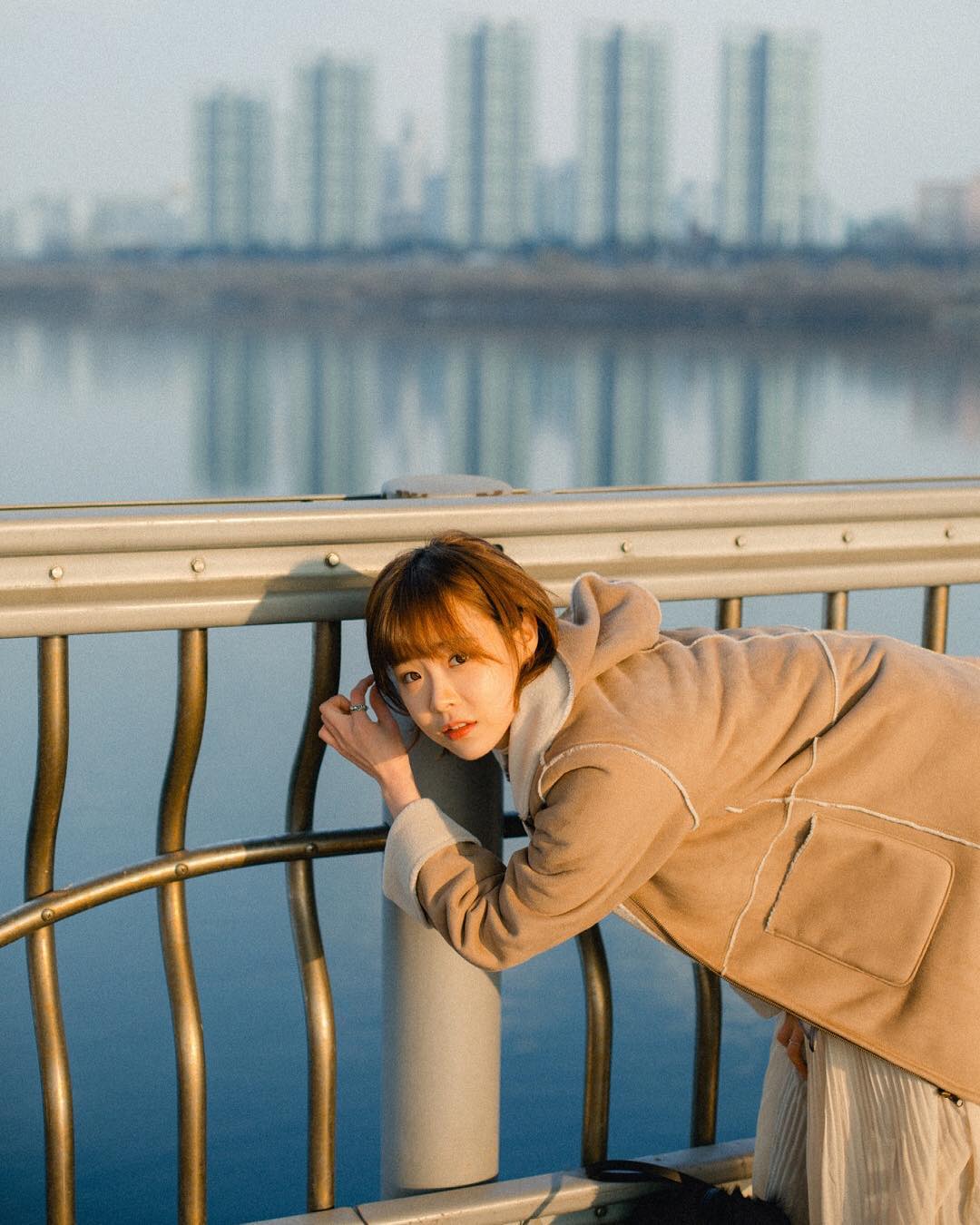  저녁 다섯시 오십오분, 사진으로 찍어놓은 듯 선명한 하늘을 본다. 분명 해가 길어졌다. 노을이 전보다 얕은 걸음으로 저물며 겨울이 가는 소리를 낸다. 나는 가만히 다이어리에 하늘이 파랗고 빨갛다고 적었다. 노을이 알알이 맺힌 하늘은 실로 놀라워서 길을 걷다가도 멈추게 된다. 특히 더 마음에 와닿는 하늘이 있다. 오늘이 그랬다.

바람의 결이 겉으로 드러나 있는 하늘은 드물다. 꼭 갈매기의 날개처럼 얕고 긴 구름. 그것들은 꼭 서너 개 씩 모여서 마음을 수놓는다. 그네들이 붉은 하늘 근처에서 옅은 보라를 머금은 분홍빛이 되는 걸 본다. 그 때, 숨을 크게 들이마시고 고개를 젖히면 더 크게 볼 수 있다. 한 쪽 눈을 가리고 생각한다. 저기 전봇대에 걸린 저건 구름일까, 아니면 노을일까.

계절마다 공기가 다르고 하늘의 높낮이가 다른 것이 내게는 기쁨이다. 바로 눈앞에 내려온 듯 내 키 만 한 겨울의 하늘도, 손바닥으로 가려지지 않는 가을의 하늘도. 순환되는 달마다 입술에 느껴지는 바람의 맛이 달라서 참 좋다. 여기 서있는 나는 앞으로 얼마나 더 많은 하늘을 보게 될까. 또 어떤 감정들을 느끼게 될까. 그리고 당신은, 나의 오늘을 함께해줄까.