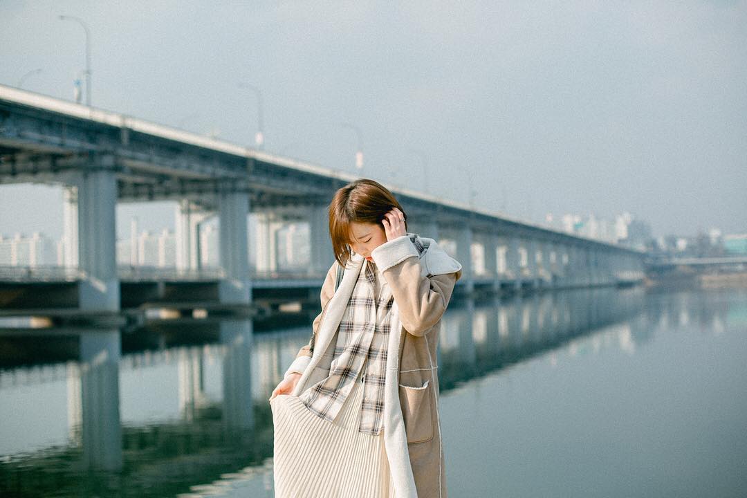  나의 모든 단어가 당신을 향해 있다. 당신은 세상의 아름다운 표현들을 송두리 째 모아다가 만들어진 존재가 아닐까. 당신을 바라보고 있노라면 적당히 사랑하는 법을 까먹을 것 같아서 나는 이따금씩 당신을 제어한다. 이 간격을 유지하는 것이 딱 내 사랑의 적정거리라고 다짐하며, 나는 당신을 딱 그 정도로만 사랑하고 싶었다.

그러나 당신의 눈은 지나치게 낭만적이어서 순간을 영원처럼 보이게 하고, 나는 또다시 조금 더 당신을 사랑하게 된다. 나는 당신의 분위기나 웃음, 그 형체 없는 다정들을 보며 매일 허물어진다. 그러면 나는 어쩔 수 없이 당신의 손을 잡을 수밖에 없게 되는 것이다. 당신의 자리가 내게 절실해진다. 가을이 겨울을 이끌어오듯 아주 당연하게, 파도가 모래를 집어삼키듯 아주 순식간에.

사람에게 두 손이 있어서 다행이다. 한 손으로는 당신의 손을 잡고, 다른 한 손으로는 당신을 안을 수 있으니까. 당신은 분명 내 세상의 모든 책, 모든 노래, 모든 언약. 평생을 비밀처럼 접어놓고 싶은 페이지. 매일이 이토록 감격스러운 당신이라는 역사.