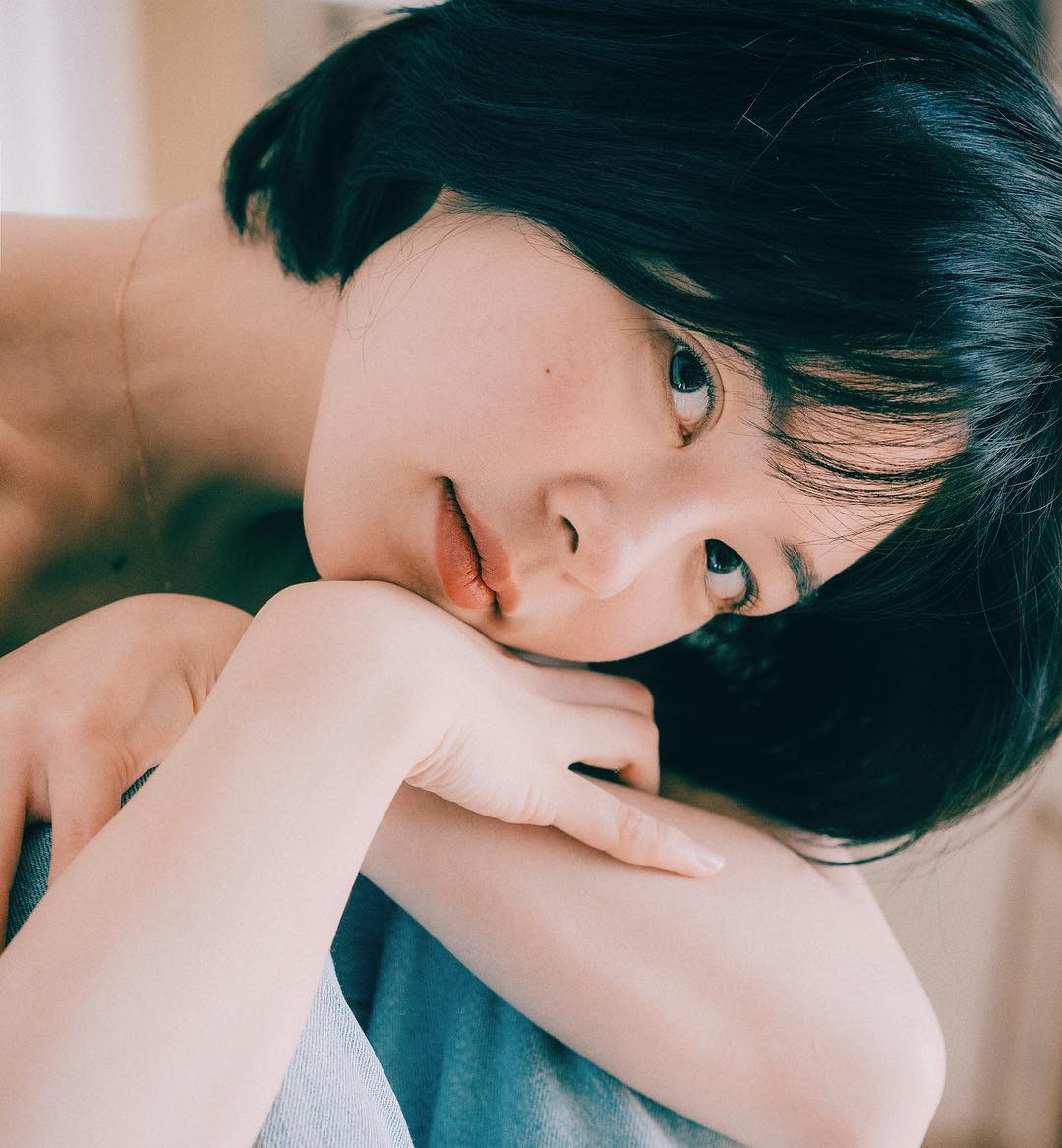  :
힘들어 죽겠다 입에 달고 사진기 들�...
