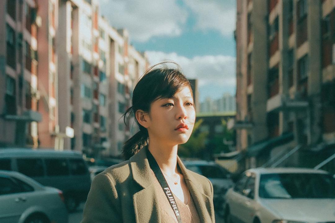 이따금 우리가 어떤 날들에 이름을 붙이는 이유는 당연히 잊지 않게 하기 위함이다. 기억이 소거되지 않도록 새겨진 의미를 다시 곱씹기 위함이다. 잊고 싶지 않은 기억과 잊지 않아야 하는 기억은, 그 표면의 결과 깊이가 다르다.

나는 삶에 박차를 가하며 살고 있지만, 그럼에도 절대 잊지 않아야 할 것들에 대하여 생각했다. 더 중요한 것을 확인하는 시간. 인생에 사활을 걸고 뛰어도, 가끔은 숨을 천천히 고르며 돌아보아야 할 뒷모습들이 있으므로.