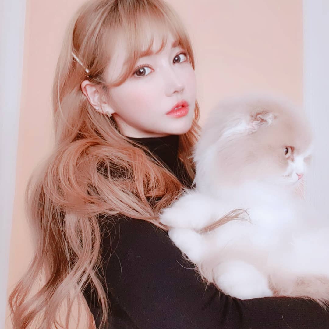  셀카 좀 찍어볼라는데 뛰어듬...
털다�...