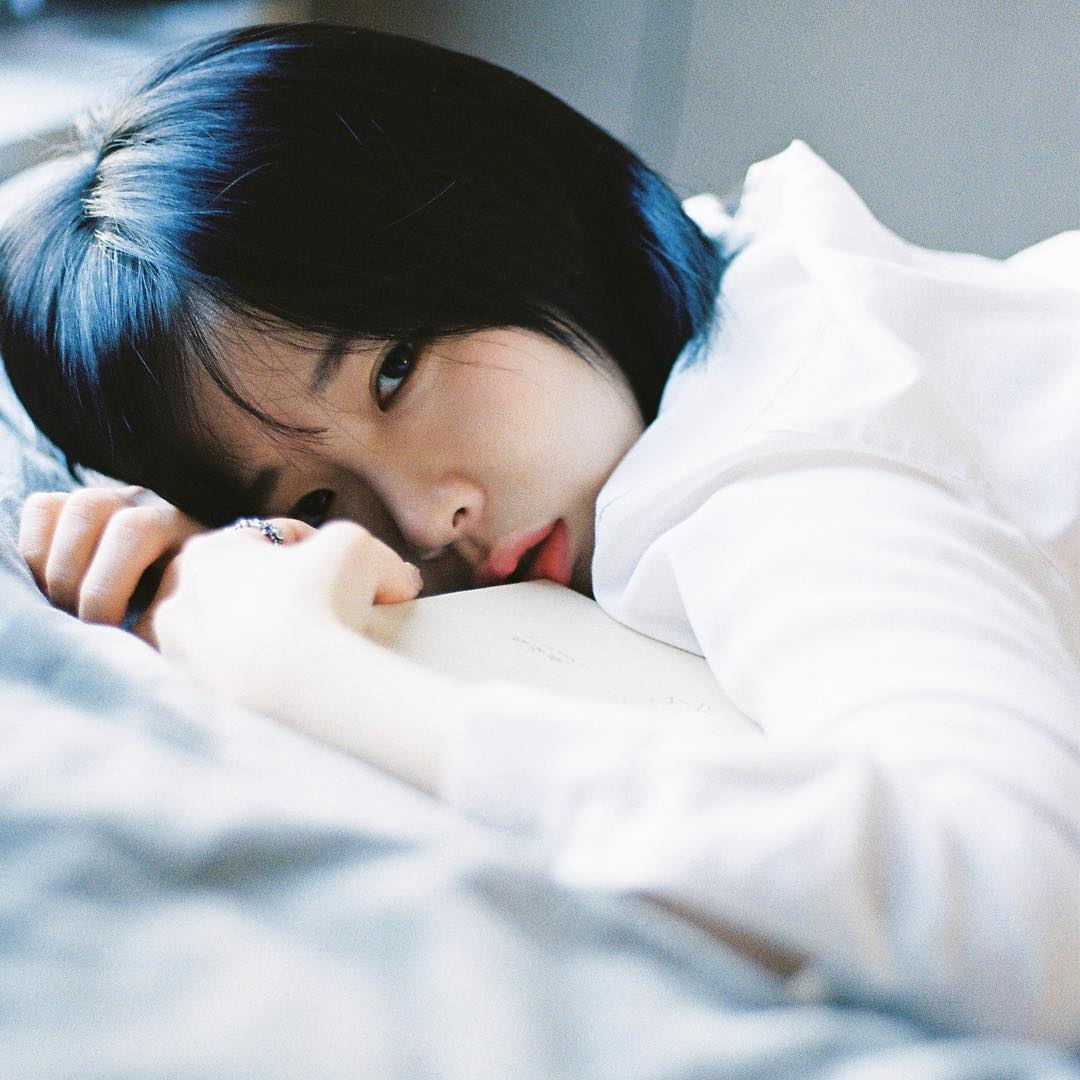  어둠이 싹트고 빛이 저무는 시간을 아...