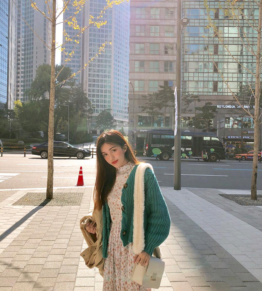  Sau màn đêm luôn là mặt trời tươi sáng ☀️✨ Mong cuộc sống sẽ dễ dàng hơn với mình trong năm nay. 
Váy, áo khoác: @room71.sk 
#vivuvoisue #travel #korea #seoul #street