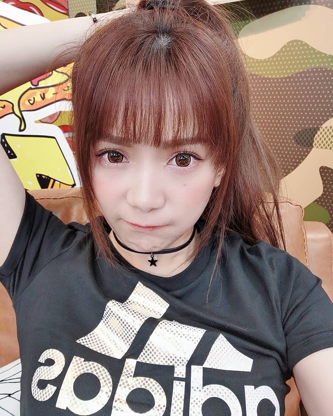  今日毛躁的髮，
隻狼好虐！
看六嘆玩...