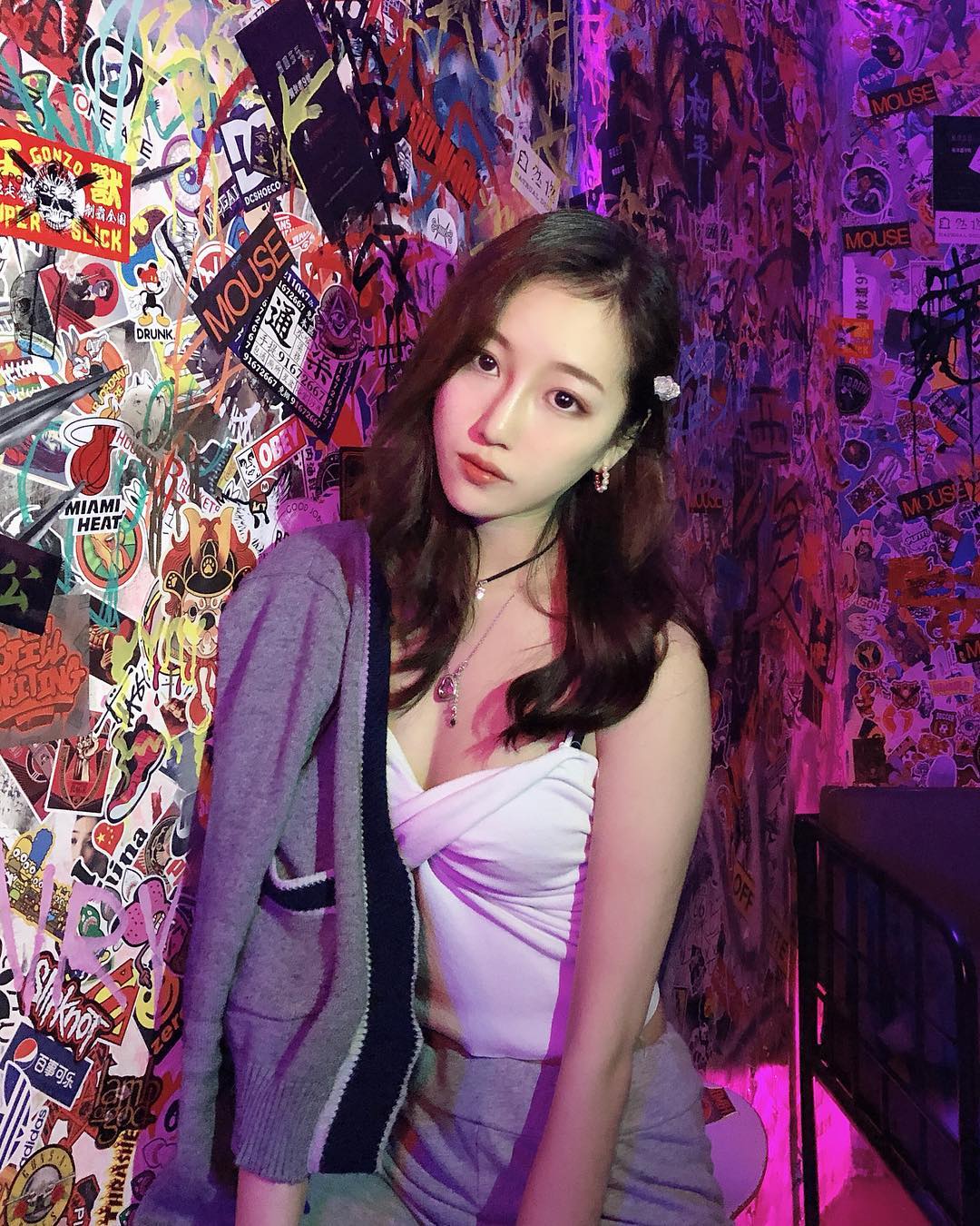  什麼叫氣質女孩？
胸小 話小 表情屌