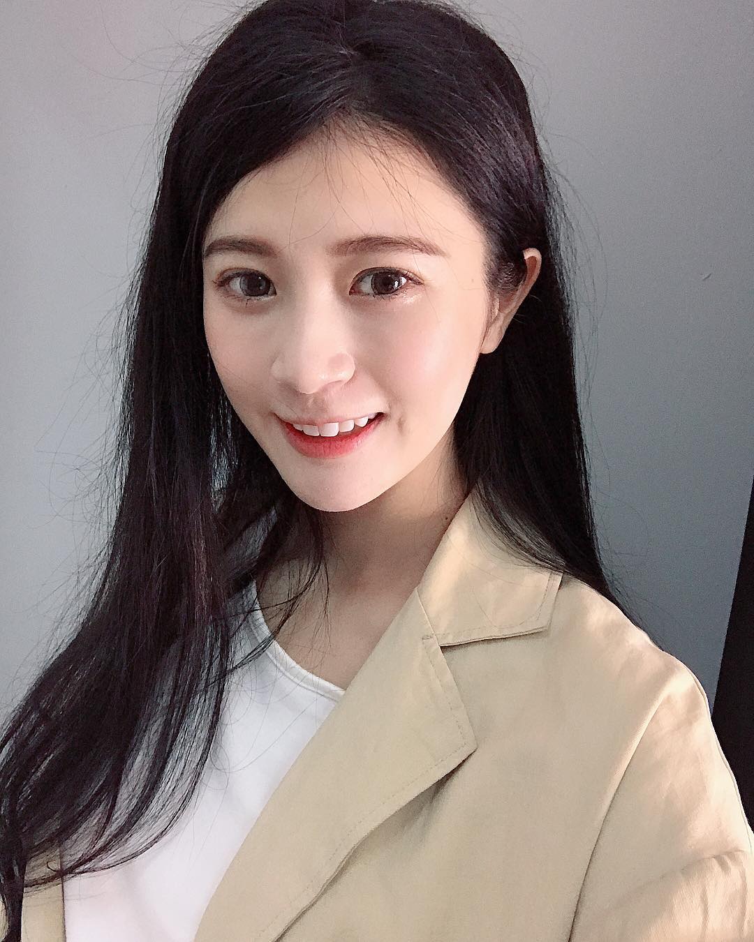  #無聊的文

本身沒很胖，最多53kg過 
但也不是天生瘦， 是一直都在努力維持身材！ #喝可可就對了 
為什麼看我相片的人，看到我本人都會說：本人很瘦以為你胖胖的！？
意思是我相片要多修圖一點嗎