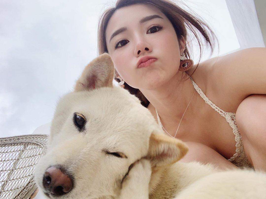  搔頭的樣子好萌