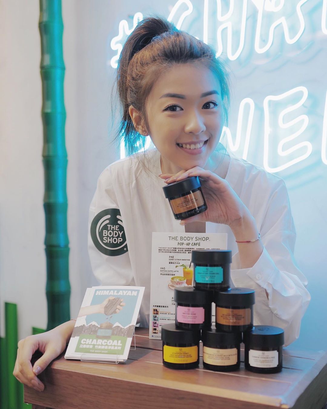  咖啡味嘅mask你用過未? 
我今日去期間限定嘅 @thebodyshop.hk POP-UP CAFÉ試咗啦, 好喜歡佢哋嘅皇牌竹炭排毒淨肌面膜同全新咖啡速效喚膚面膜,有效排毒清潔及減淡肌膚疲倦跡象
-
同場除咗有精緻咖啡美點, 有個 , 可以去整返個專屬杯墊! 仲有好多打卡位
-
由即日至5月22日, 只要於The Body Shop沙田新城市分店購物滿淨值$500, 即可免費獲得竹炭玫瑰雪糕三文治換領卷一張！(數量有限，送完即止)

#thebodyshophk #daretomask #charcoalpower