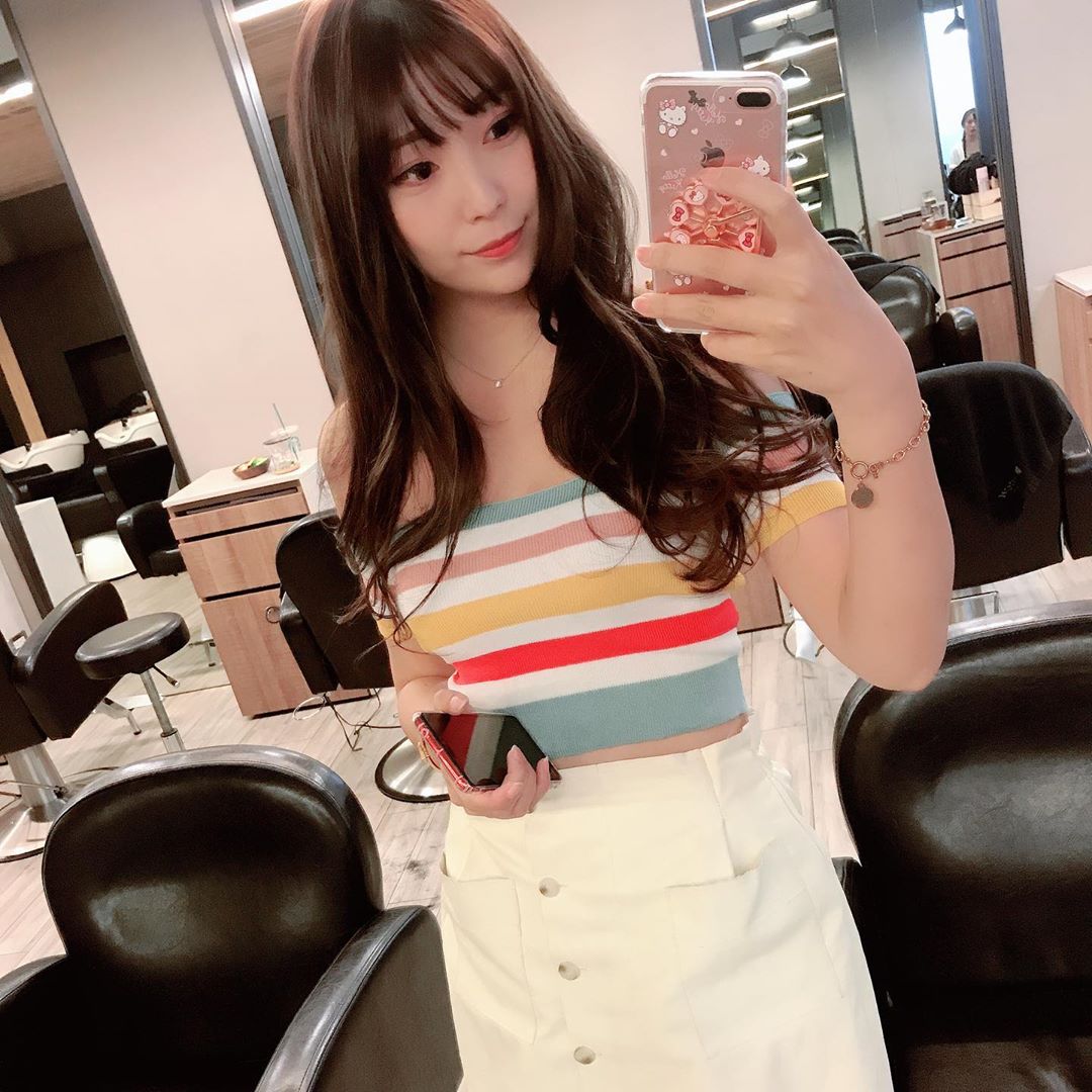  留了一陣子的淺色頭髮
終於去找設計師Top染了一個質感深色❤️ 我的髮尾太毛躁了只好修掉