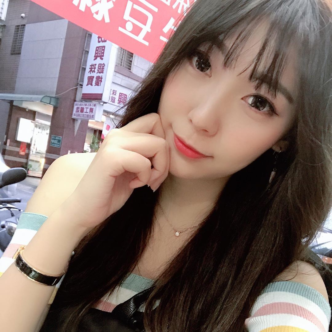  留了一陣子的淺色頭髮
終於去找設計師Top染了一個質感深色❤️ 我的髮尾太毛躁了只好修掉