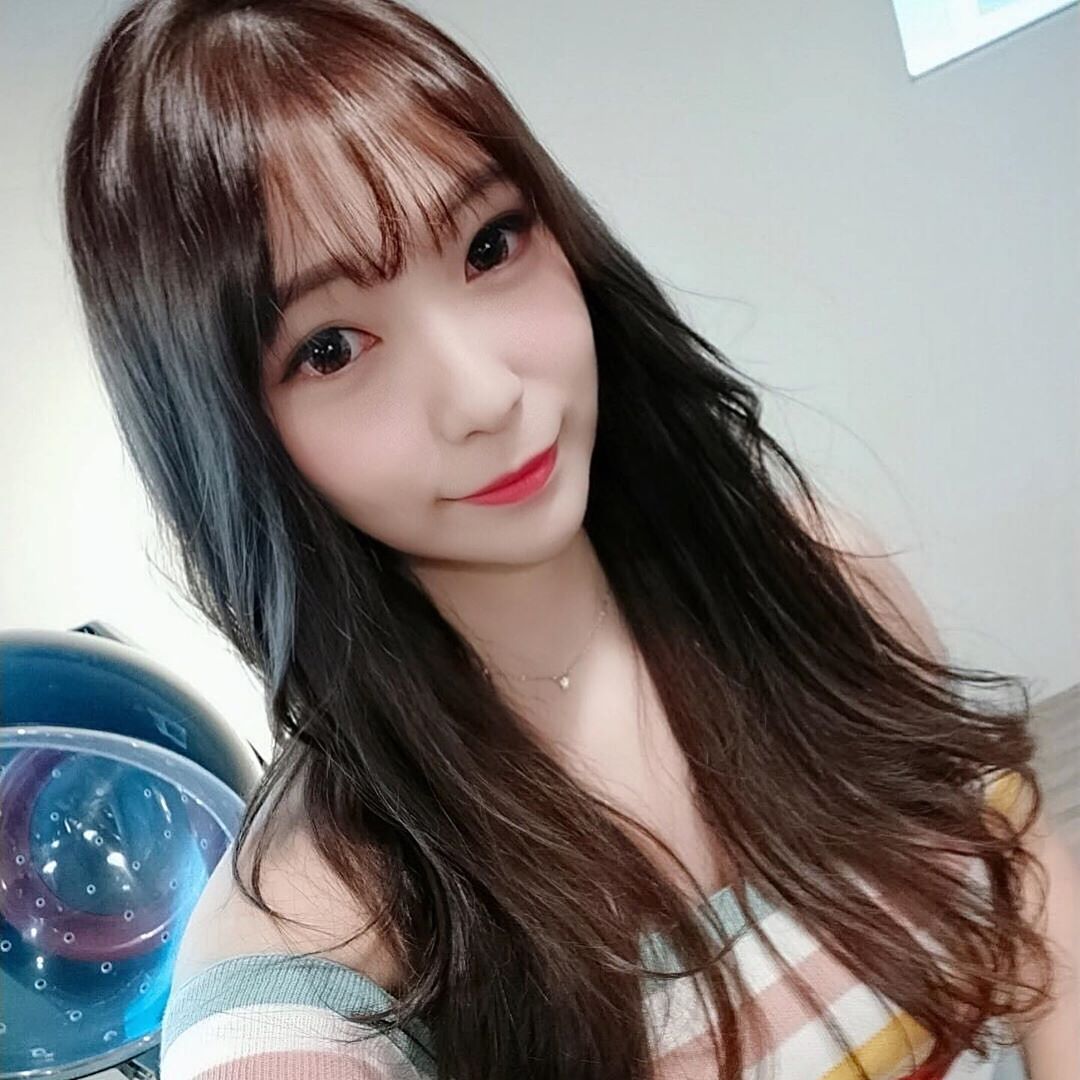  留了一陣子的淺色頭髮
終於去找設計師Top染了一個質感深色❤️ 我的髮尾太毛躁了只好修掉