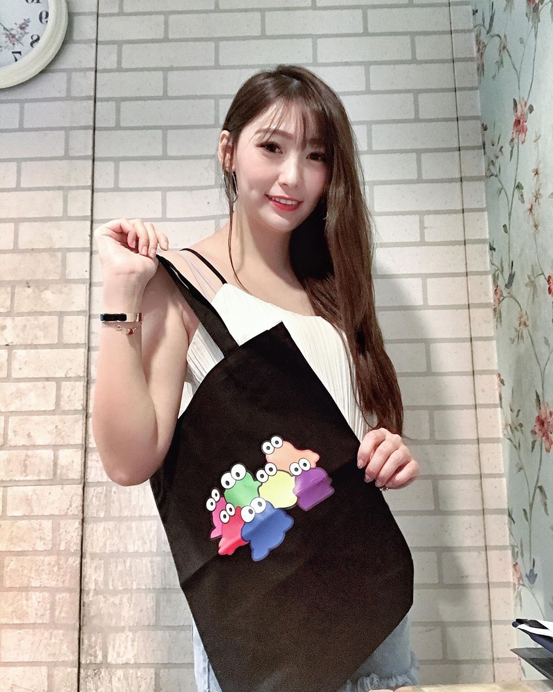  ✨超可愛的提袋來囉✨
對於我們常常接工作，要多帶衣服鞋子的人來說，真的很方便又很實用❤️
提袋是一位賴貼圖的作者
所創作的商品唷
