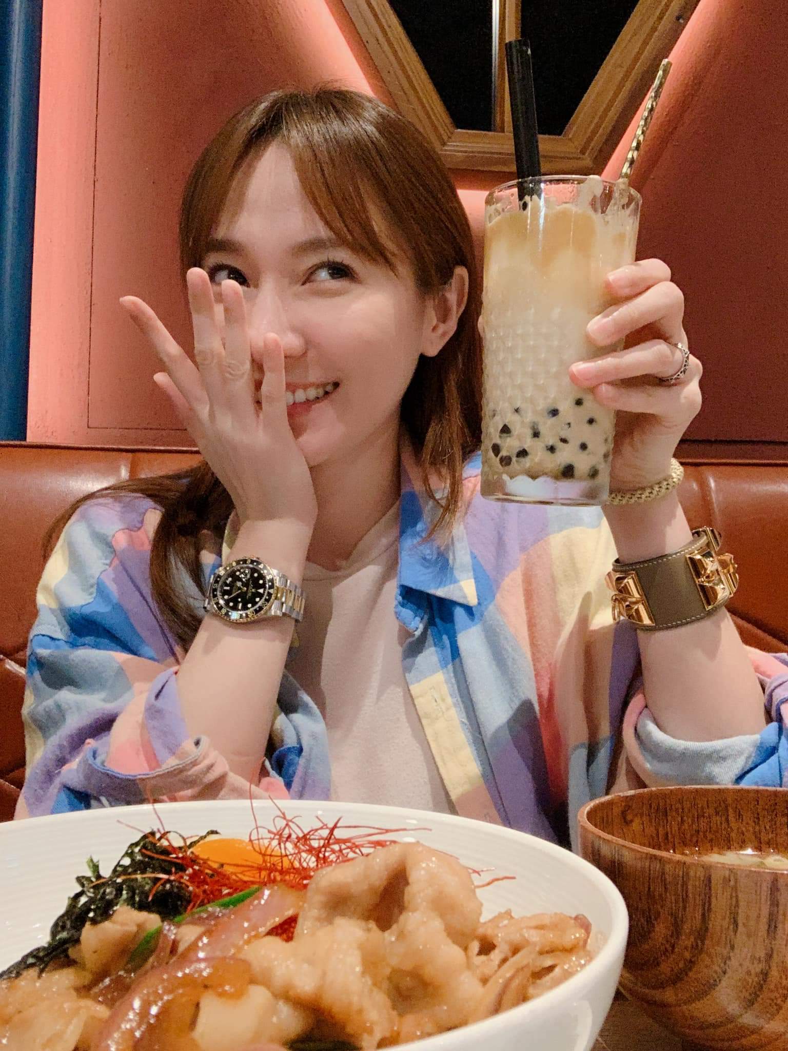  這幾天都沒吃宵夜⋯喝杯黑糖珍奶配�...