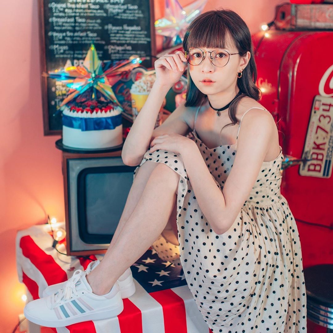  小淑女洋裝也可以搭的白鞋