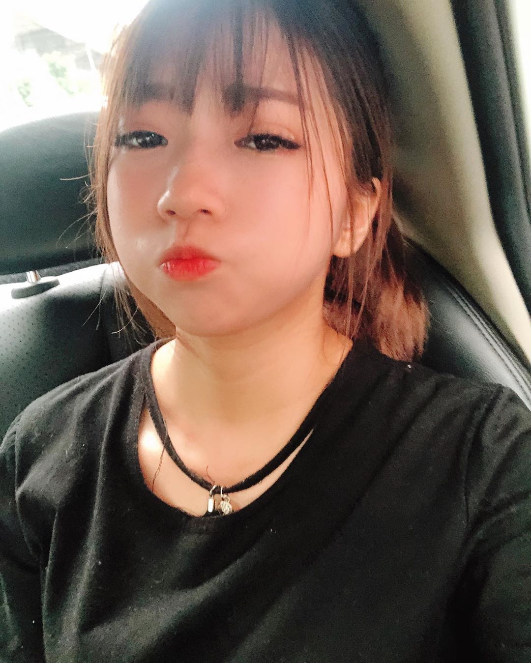  被uber取消訂單兩次
在大太陽下曬了將近30分鐘的女子
曬到壞掉的臉

#沒有可以檢舉的地方嗎
#等了一百年結果取消我的訂單