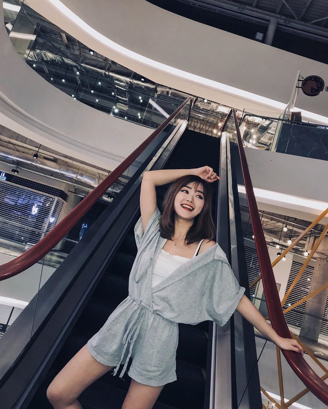  只要mall關了 整個escalator就是我的 
