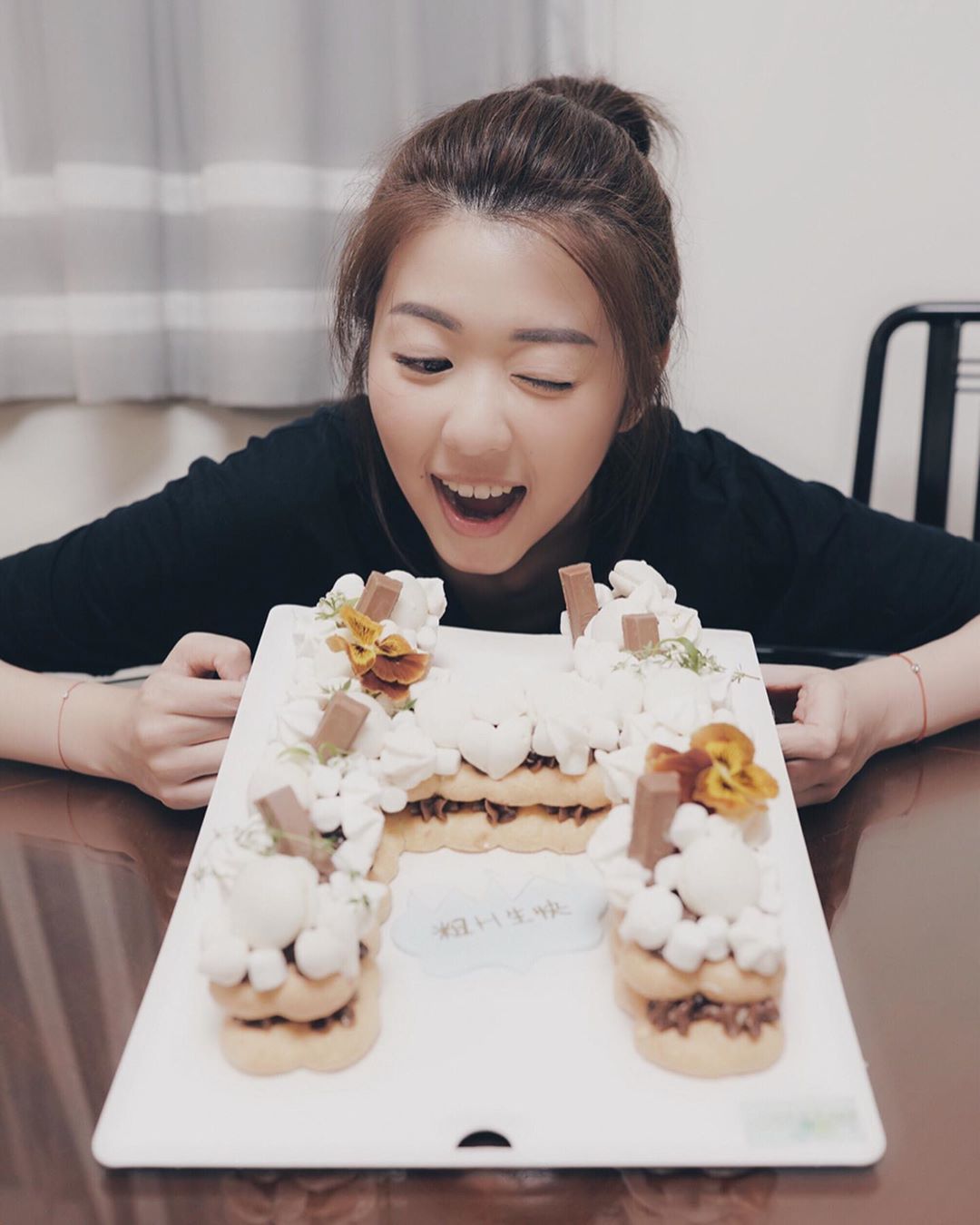  今天翻看相簿
才的起心肝整理一下生日的照片
雖然已經過了一段時間 
但還是想給自己發個生日post

這個六月 發生很多事
笑得瘋癲也哭得徹底 心情很複雜
慶幸身邊有錫我寵我的你們
讓我感受到愛 感受到幸福

今個生日許了很多願望
為世界的 為家人的 為朋友的 
為寵物的 為自己的 為我愛和愛我的人的
這些願望 是我對你們滿滿的祝福
我愛你們❤️ 人大了 難得放肆地笑
才會懂 煩惱盡量忘掉

兒童有著兒童畏懼 成人都有成人唏噓
年年適應年年老去 而智慧是沈著面對

廿八了 祝我生日快樂！