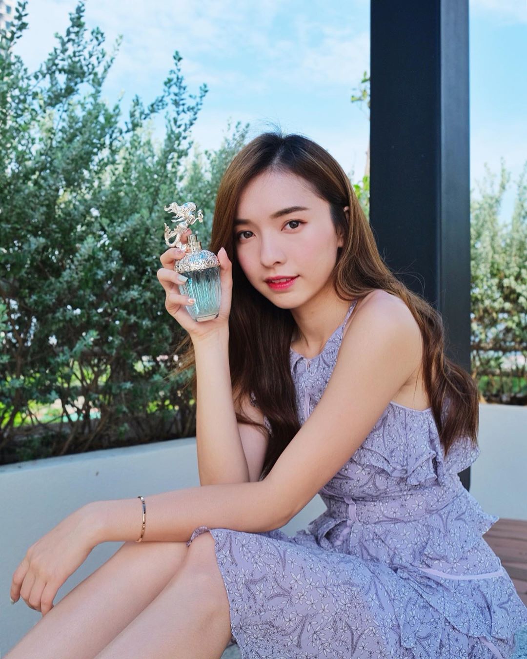  Anna Sui 最新推出的 Fantasia Mermaid ✨✨
是以童话美人鱼的形象香水
水晶瓶中装满了蓝绿色的香水
加上海洋的颜色 让整个感觉添加了更多的神秘感 