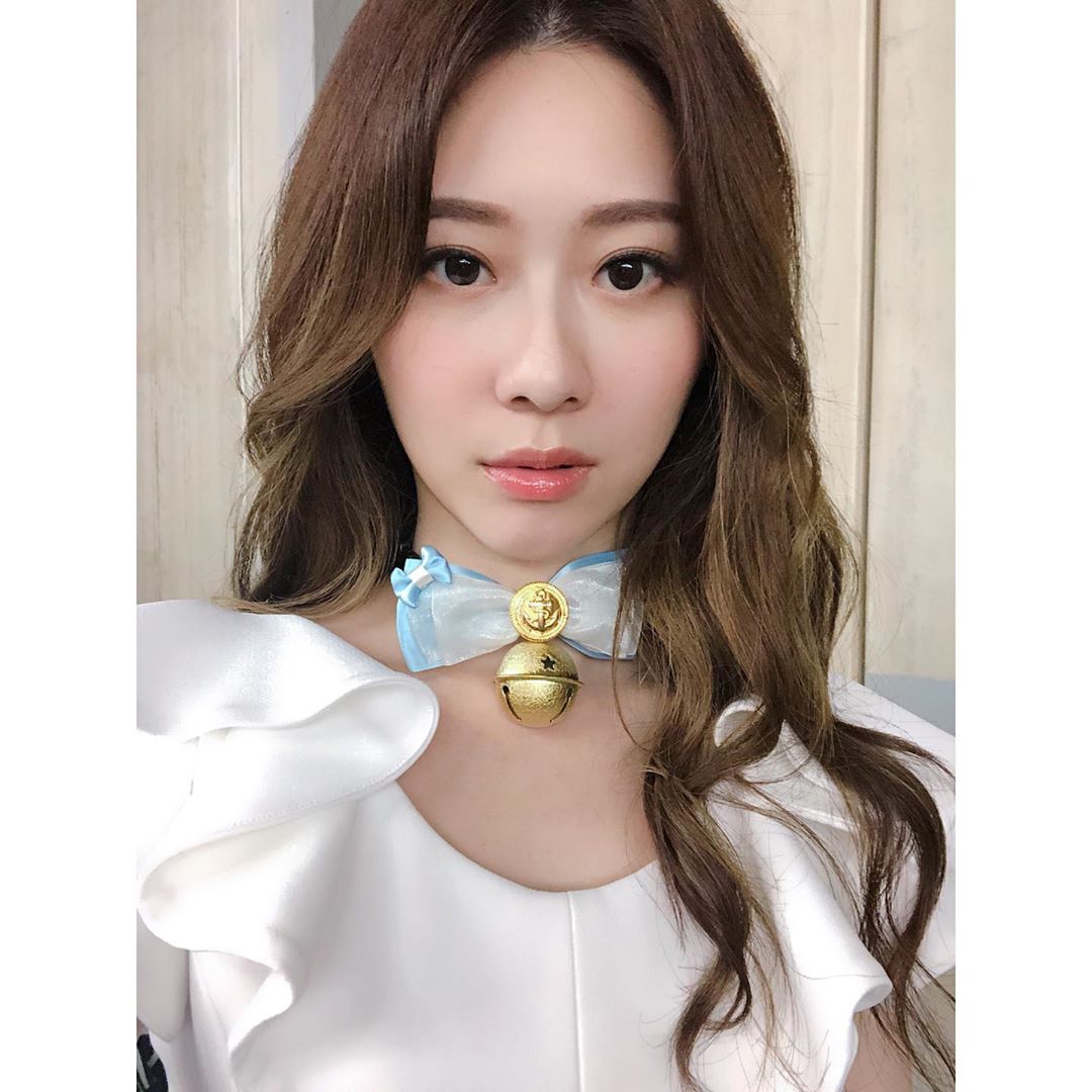  -
在聖結石的mv《你的潔癖》中，
飾演...