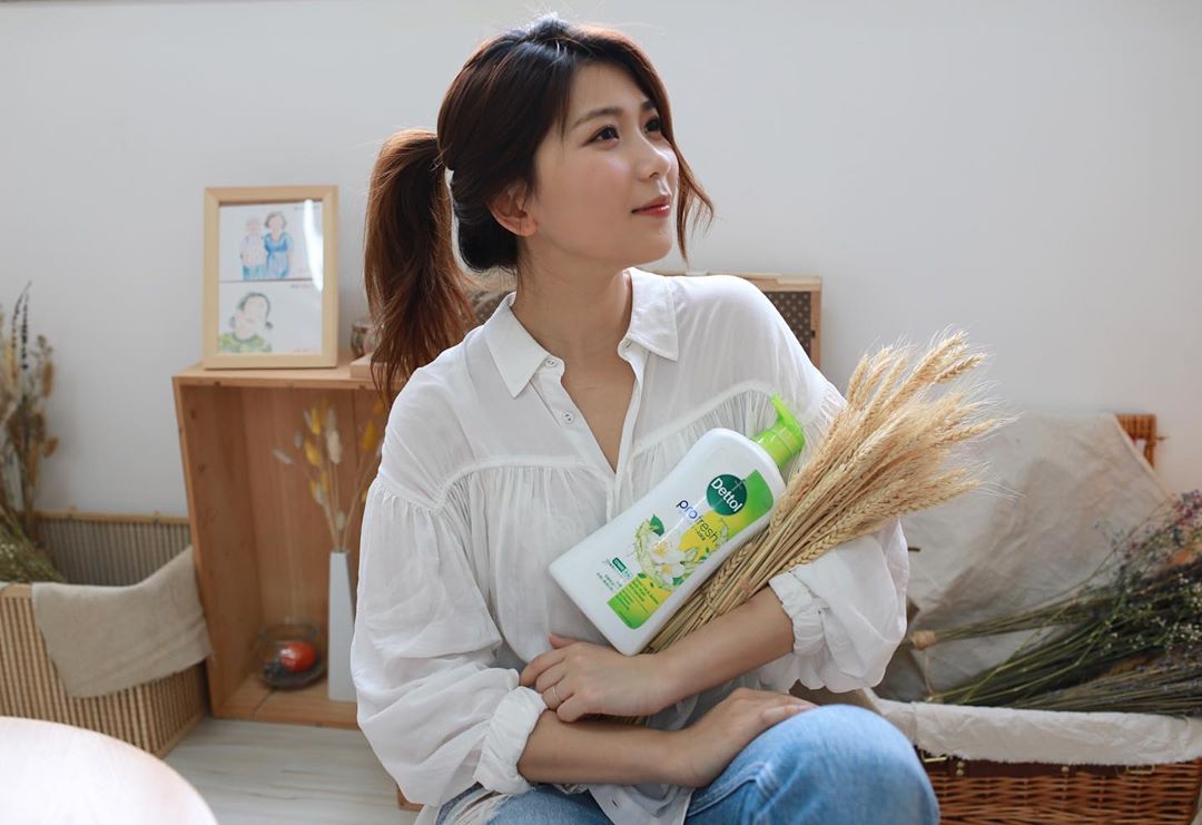  夏天都到咗啦 
出汗臭崩崩乾燥又敏感
沖涼黎講 
都係想清清爽爽香香噴噴
不如加多一個功能 防菌
滴露清新綠茶茉莉花香ProFresh 清爽又保濕
低致敏同防菌 
呵護肌膚重防敏感
仲無添加矽、Parabens 防腐劑及礦物油 為你帶來好似日本咁乾爽既夏天
再特別啲 
登記 創造 屬於自己 的天

Click入去拎限時$6優惠券：
http://bit.ly/30AK77I 
#ProFresh #日系清爽 #茉莉綠茶 #清爽保濕沐浴露 #超水感 #花香清爽 #新登場 #清新生活新發現 #低致敏 #防菌保護 #Dettol #滴露 #DettolHK