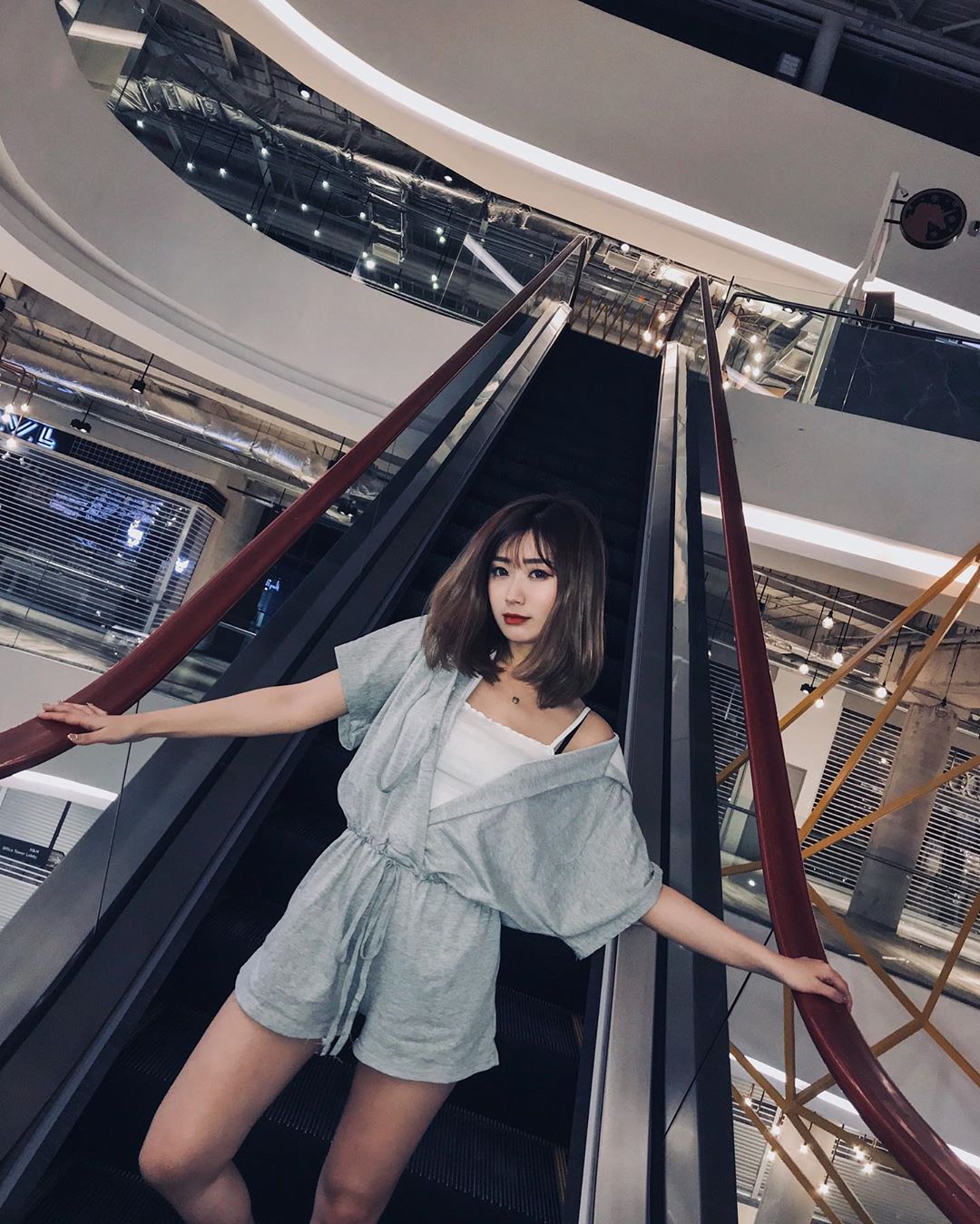  只要mall關了 整個escalator就是我的 