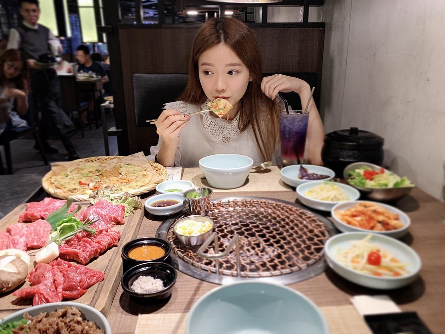  作為食肉獸既我知道柞木炭家有韓牛切割會，特登嚟呢度捧下場
點咗個1++韓牛拼盤

入面一共有五款韓牛，有特級牛小排，肩胛牛小排，肩肉眼上蓋，肩眼心同牛胸複

感覺1++牛肉冇咁油膩，而且呢個部位既肉質較結實，口感爽滑而有嚼勁。
聽說餐廳之後會不定期舉辦韓牛切割會，讓客人有機會食到不同部位的即切優質韓牛