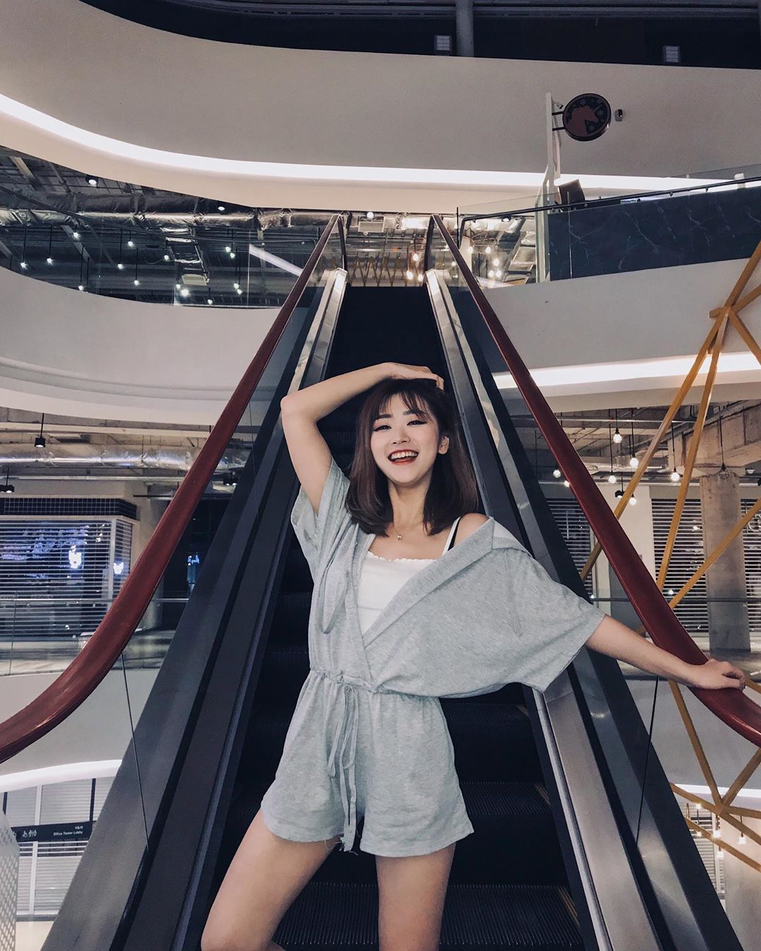  只要mall關了 整個escalator就是我的 