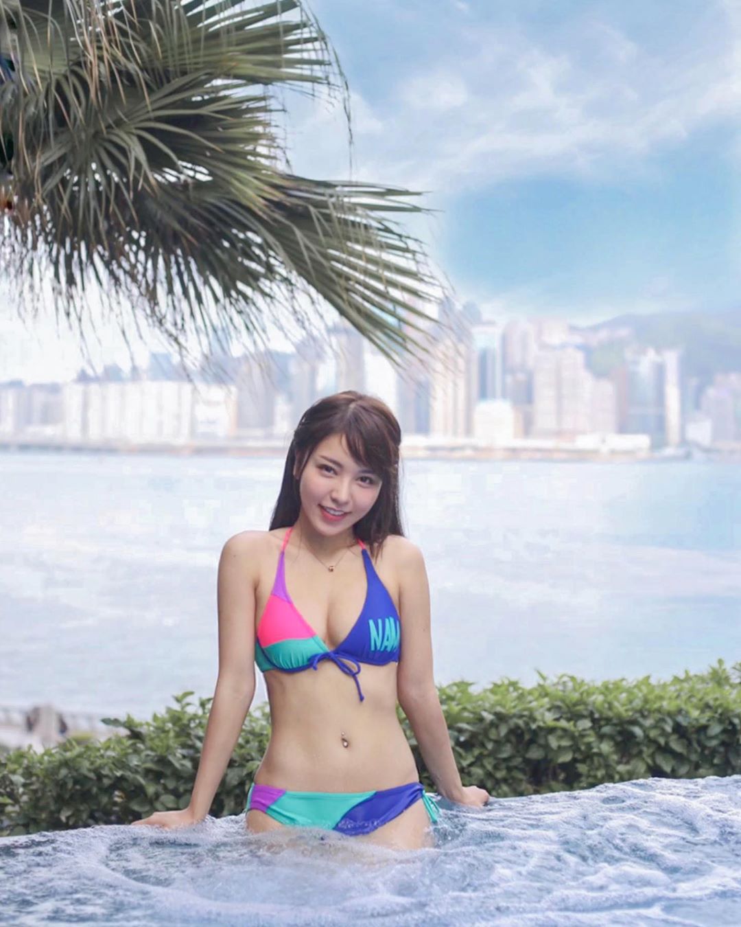  今年再次為一田示範他們的泳衣