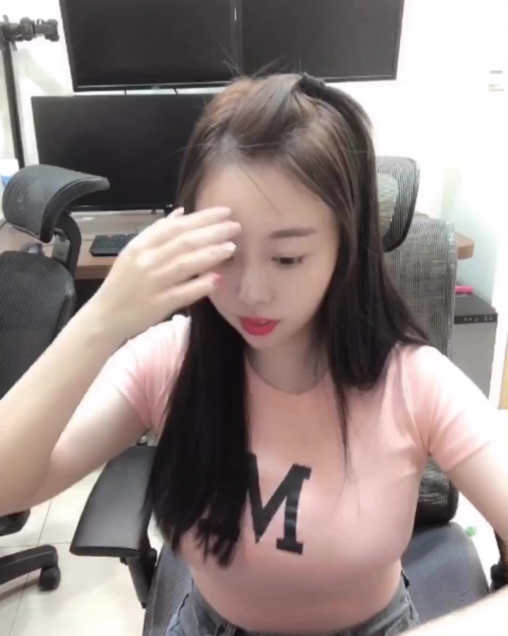  剛吃飽肚子都會被撐大⋯
但我還是只�...