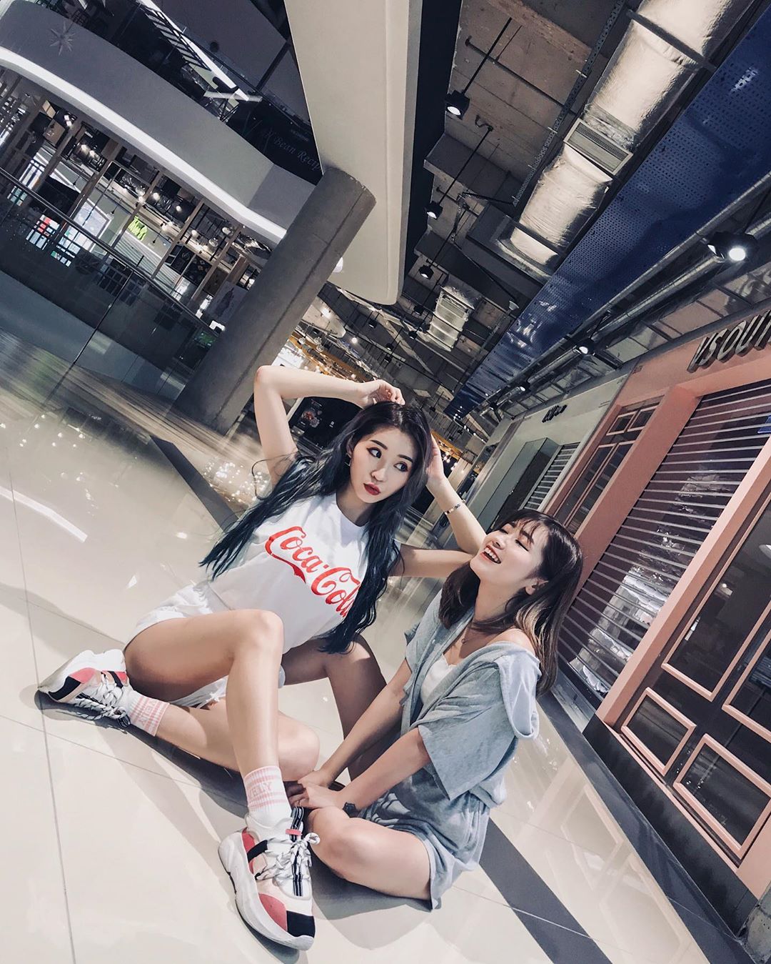  白羊 vs 處女 
一個白痴一個智障 