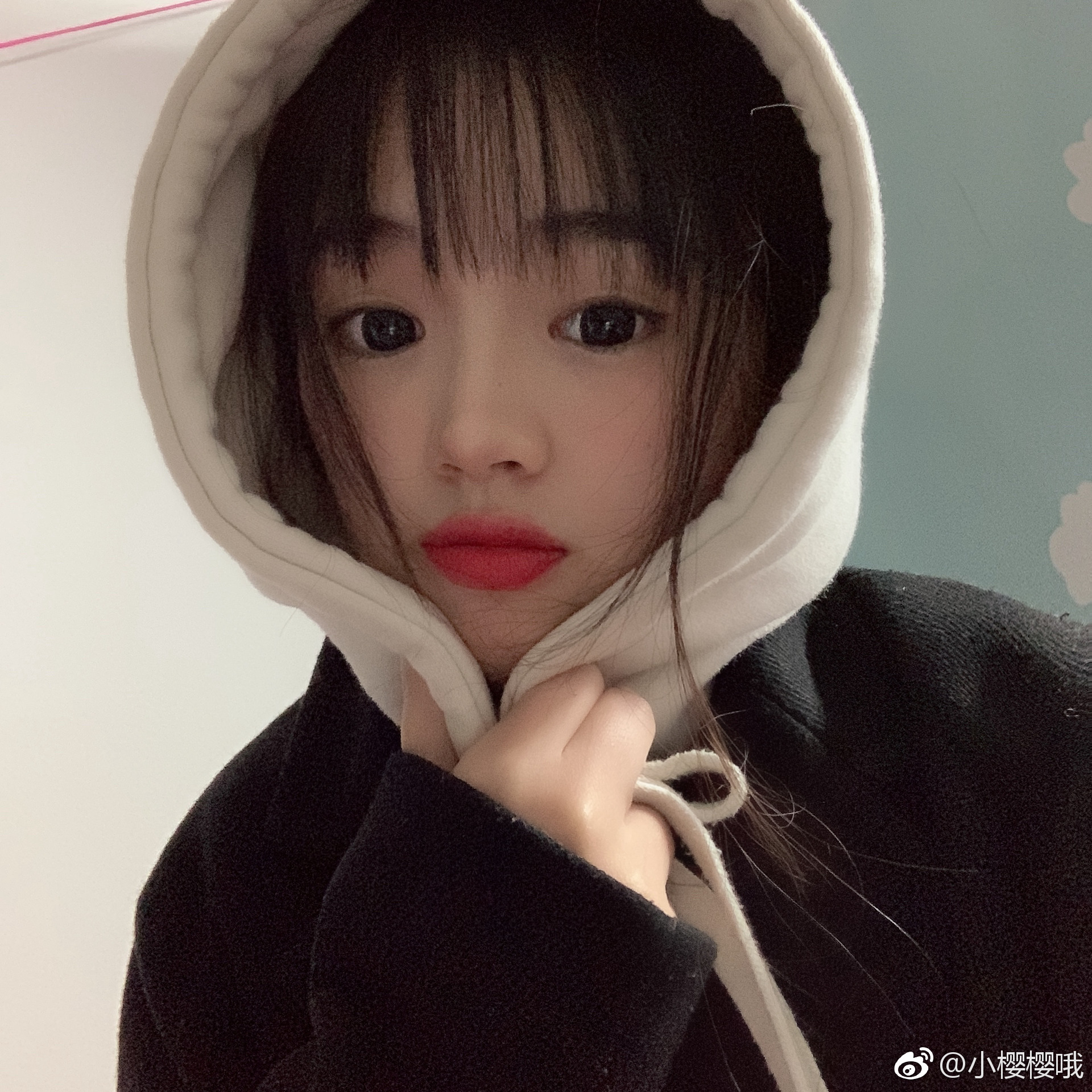  感冒了不能出门在寝室自拍 