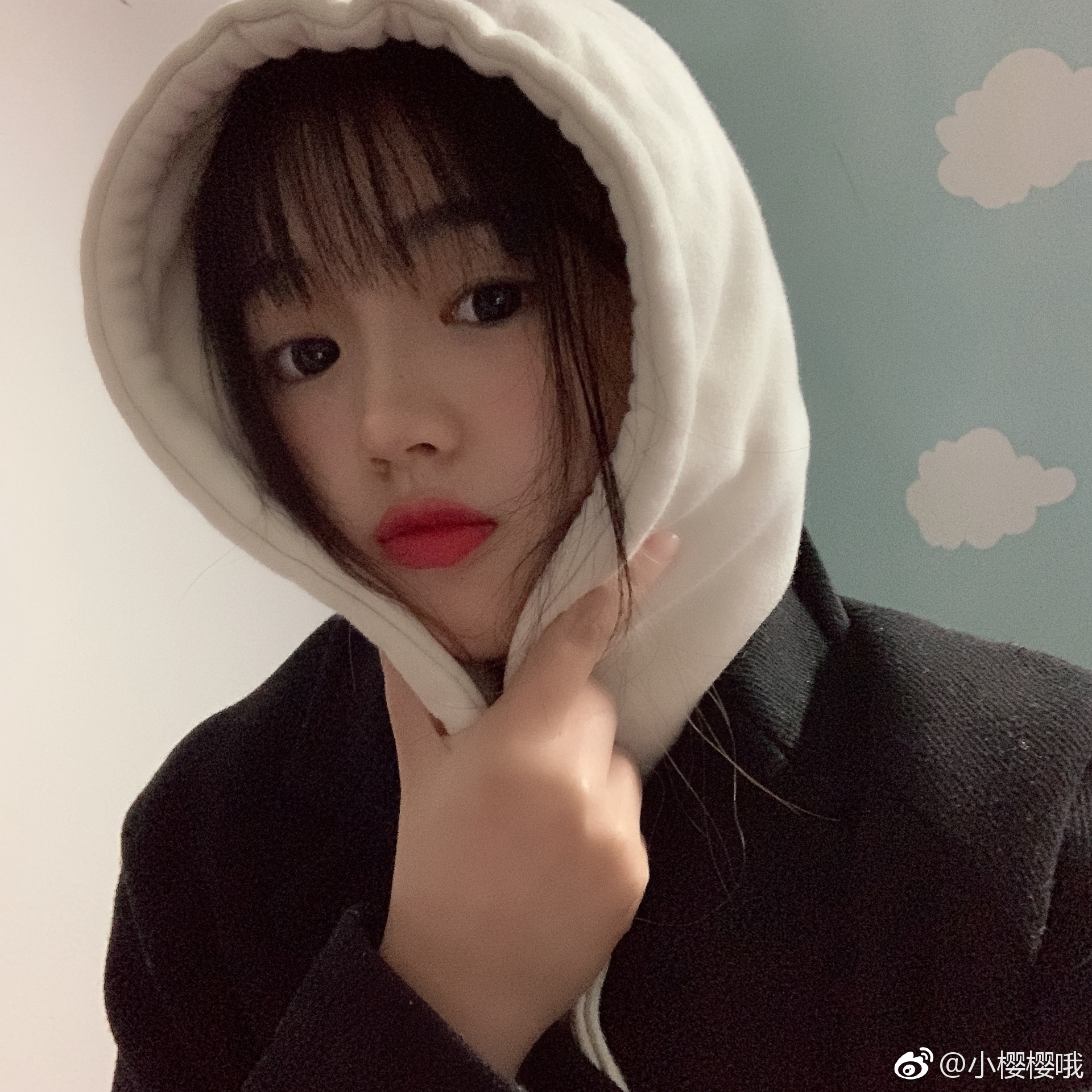  感冒了不能出门在寝室自拍 